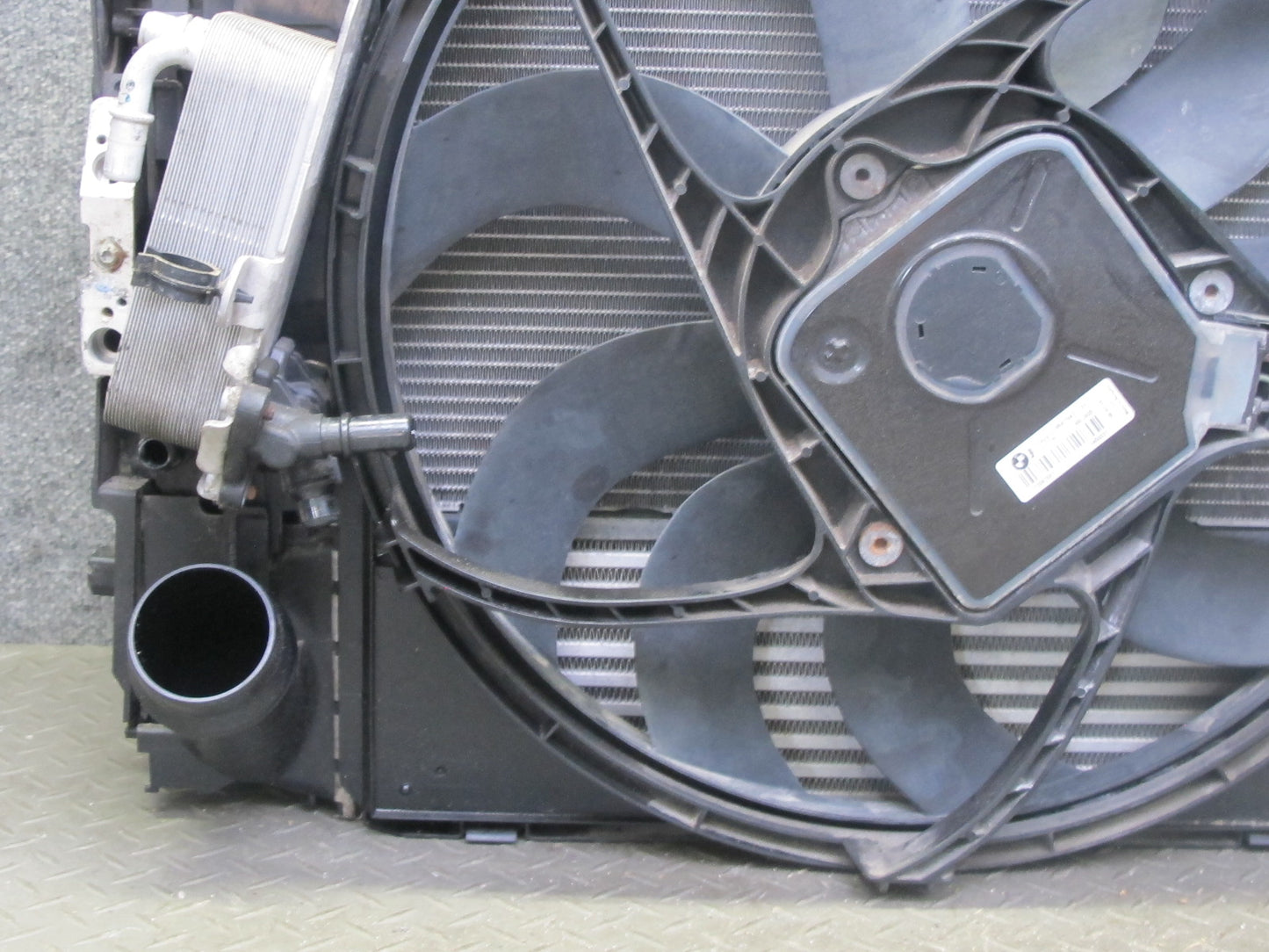 12-15 BMW F30 F32 N55 335i 335xi A/T Engine Cooling Radiator Intercooler Fan OEM