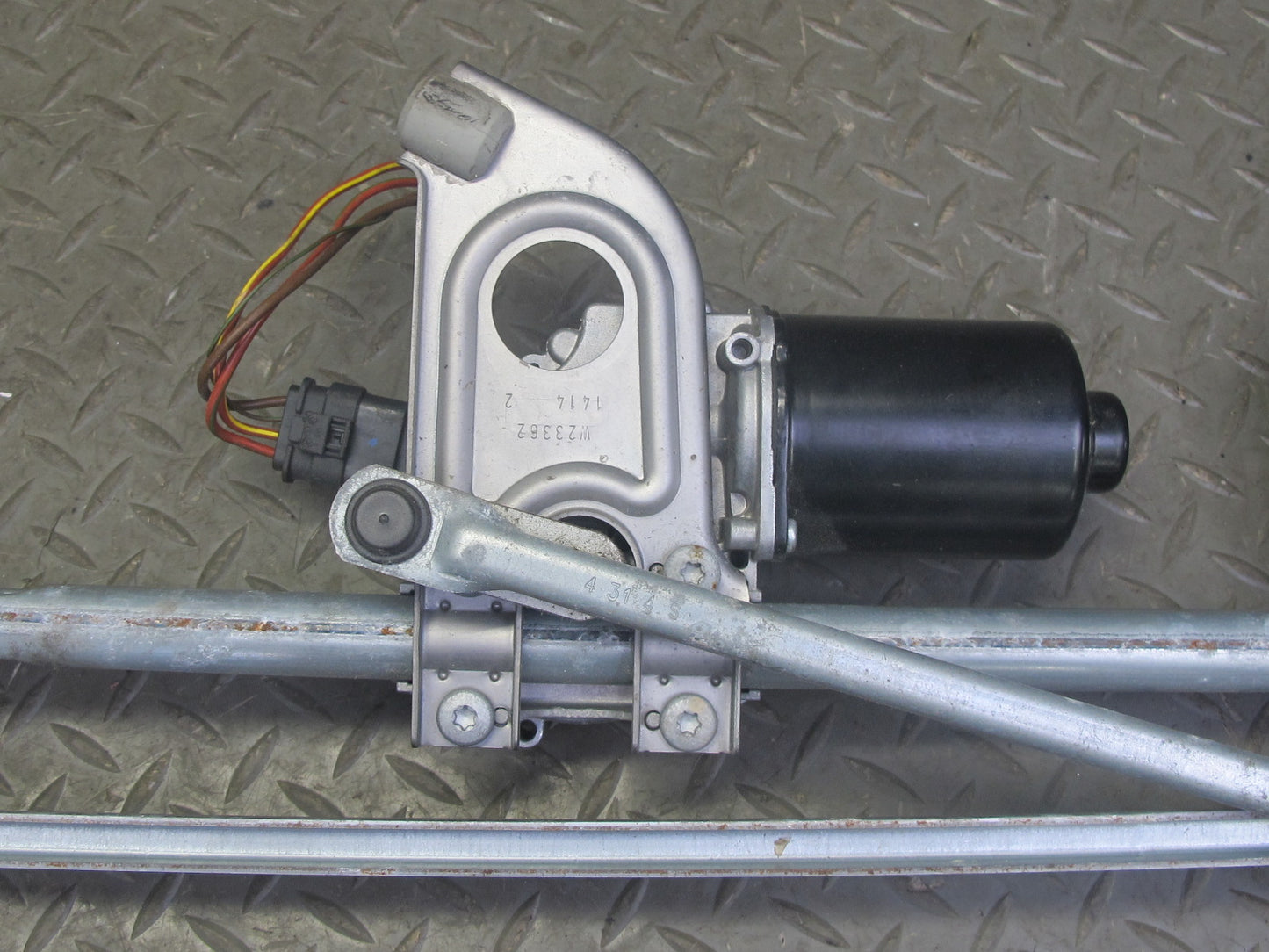14-16 BMW F30 F31 F32 F33 F34 Windshield Wiper Transmission Linkage w Motor OEM