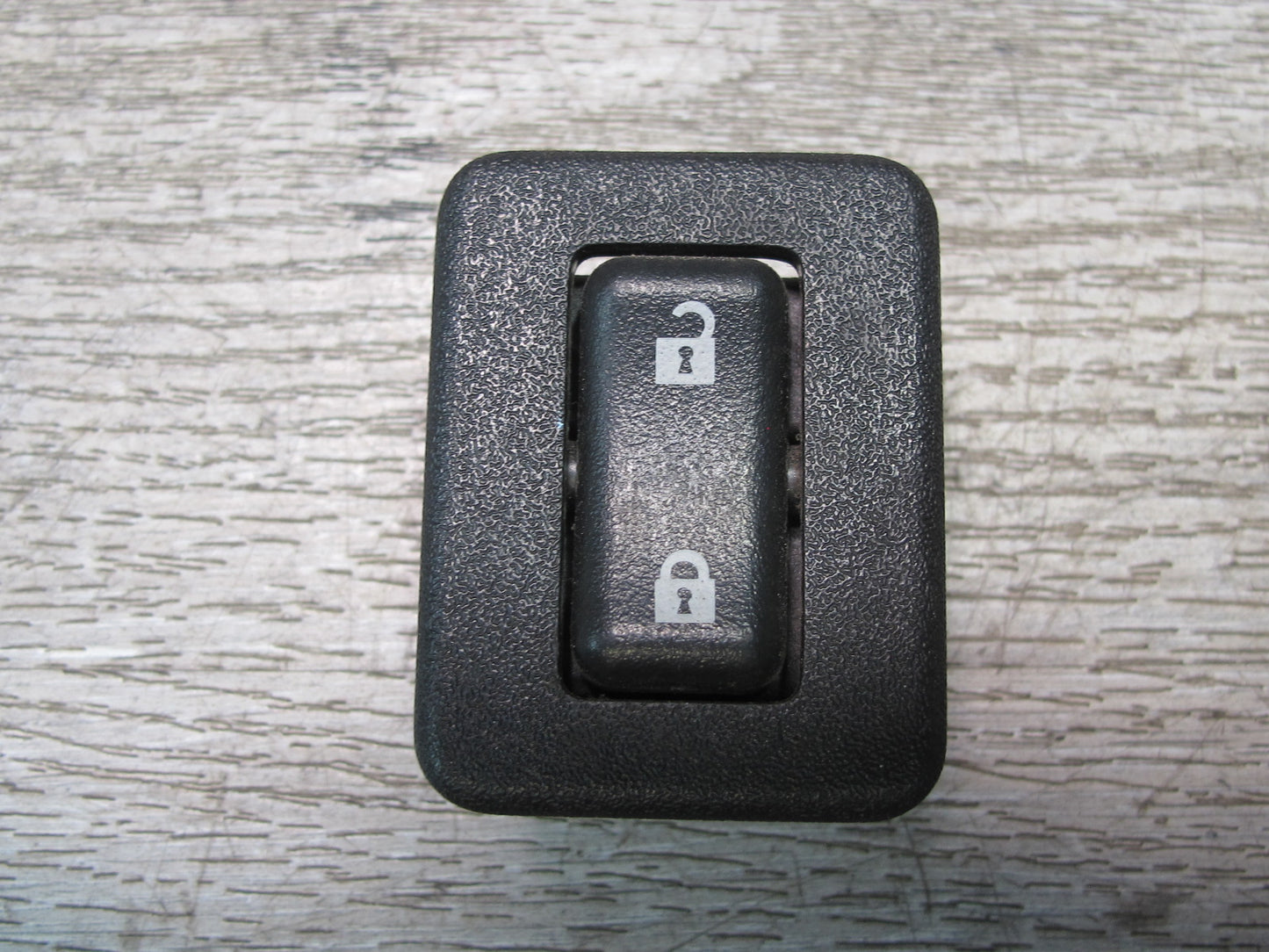 2003-2005 Hummer H2 Rear Back Door Lock Unlock Switch 15083089