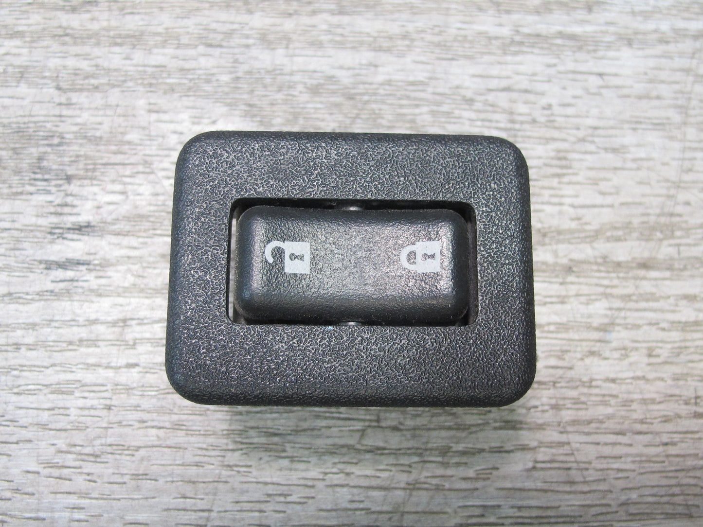 2003-2005 Hummer H2 Rear Back Door Lock Unlock Switch 15083089