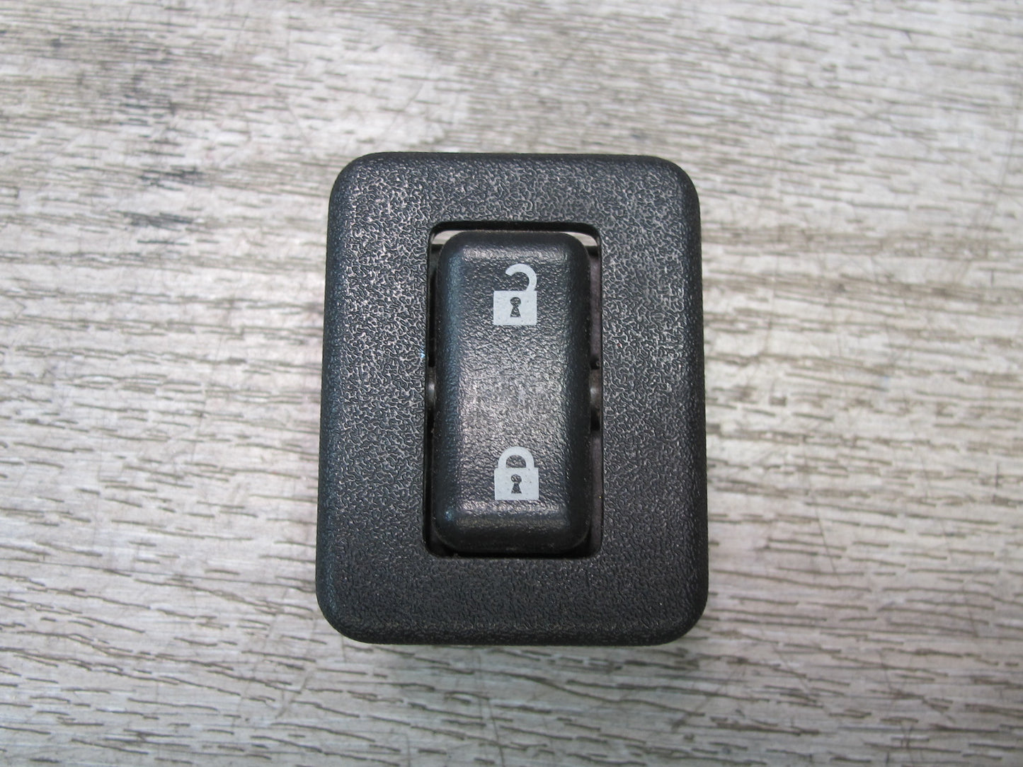 2003-2005 Hummer H2 Rear Back Door Lock Unlock Switch 15083089