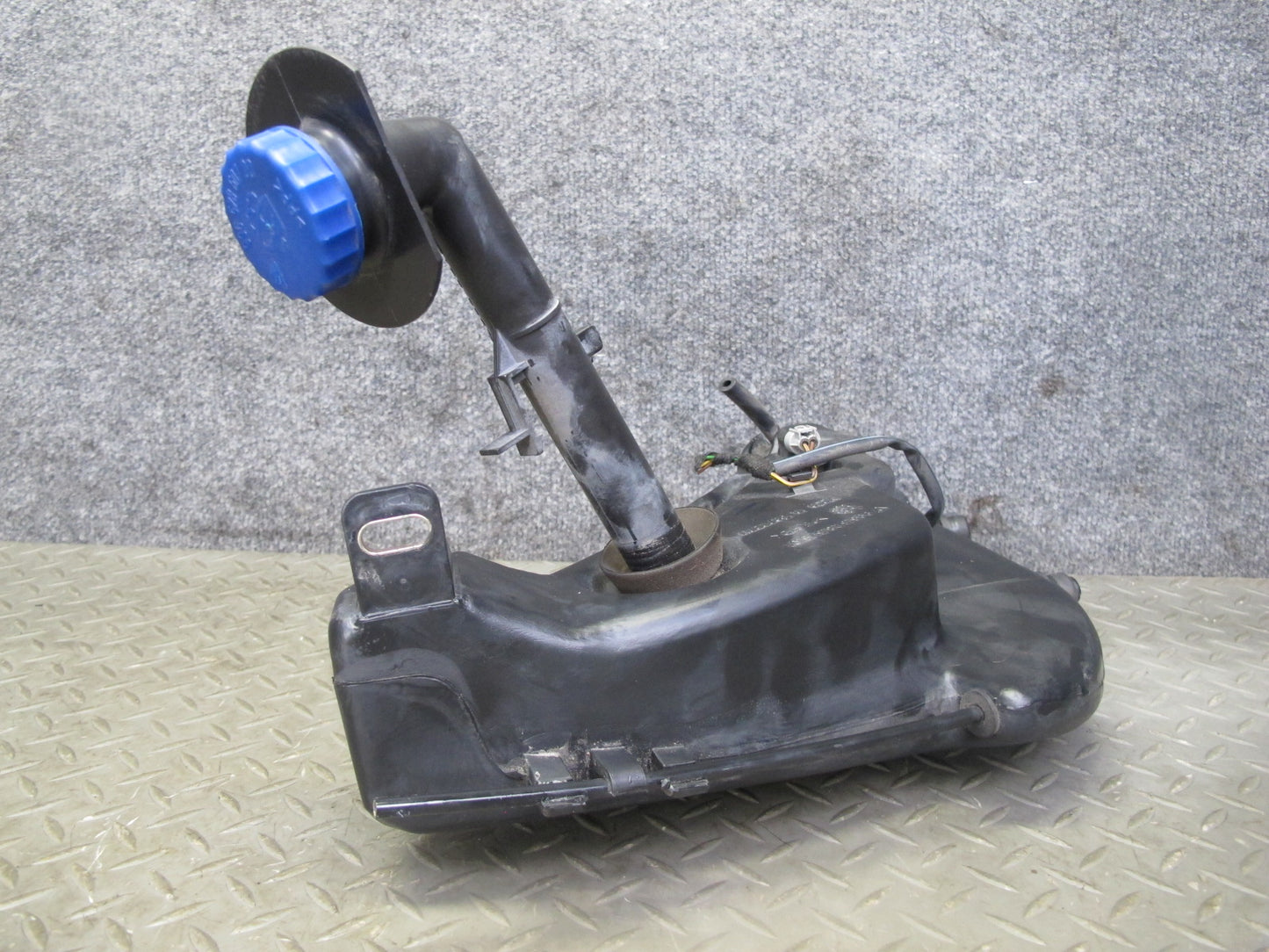 1997-2004 Porsche Boxster 986 Windshield Washer Reservoir Tank W/ Pump