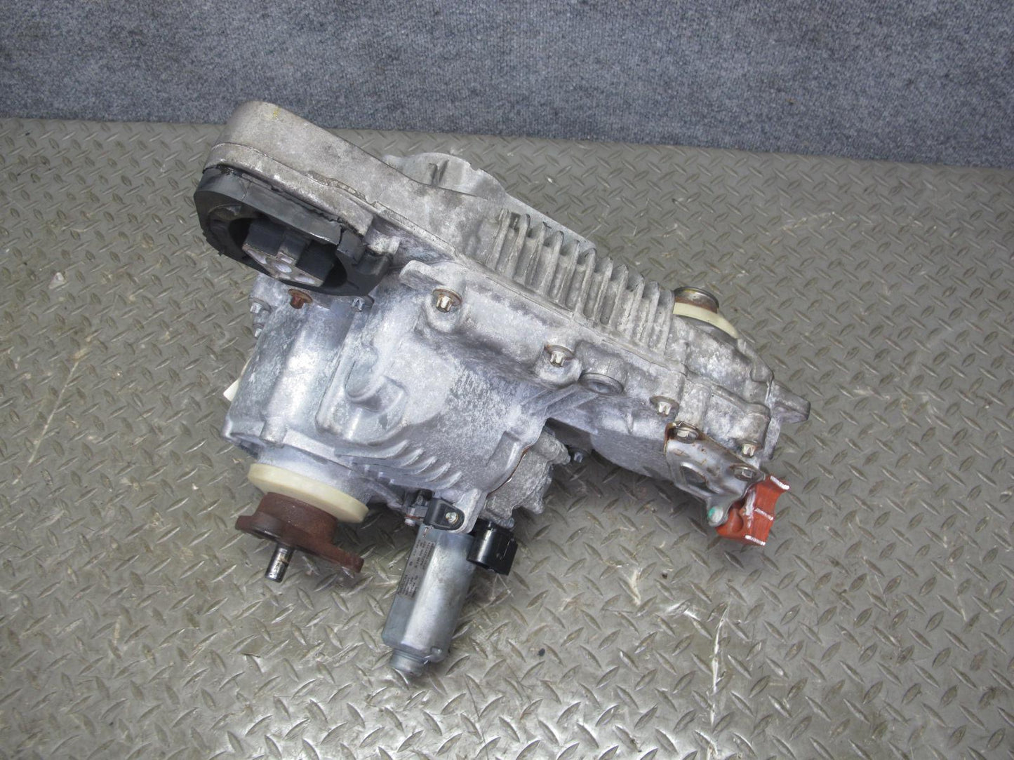 2010-2013 BMW E70 E71 X5M X6M 4.4L ATC700 Transfer Case Box w Motor 7599887