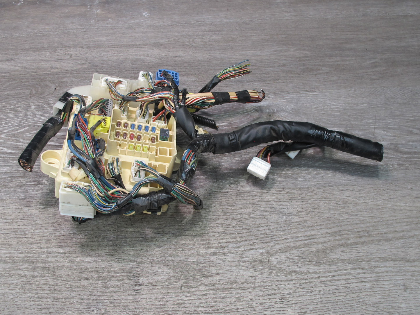 02-05 Lexus JCE10L IS300 Right Junction Fuse Relay Box OEM