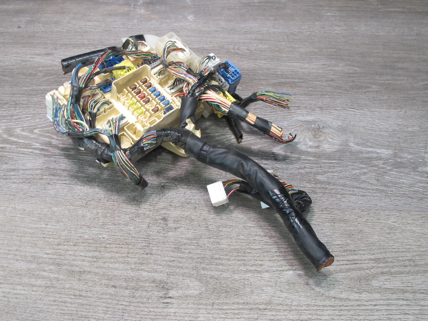 02-05 Lexus JCE10L IS300 Right Junction Fuse Relay Box OEM