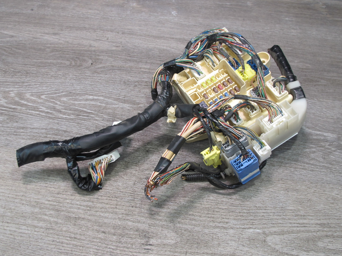 02-05 Lexus JCE10L IS300 Right Junction Fuse Relay Box OEM