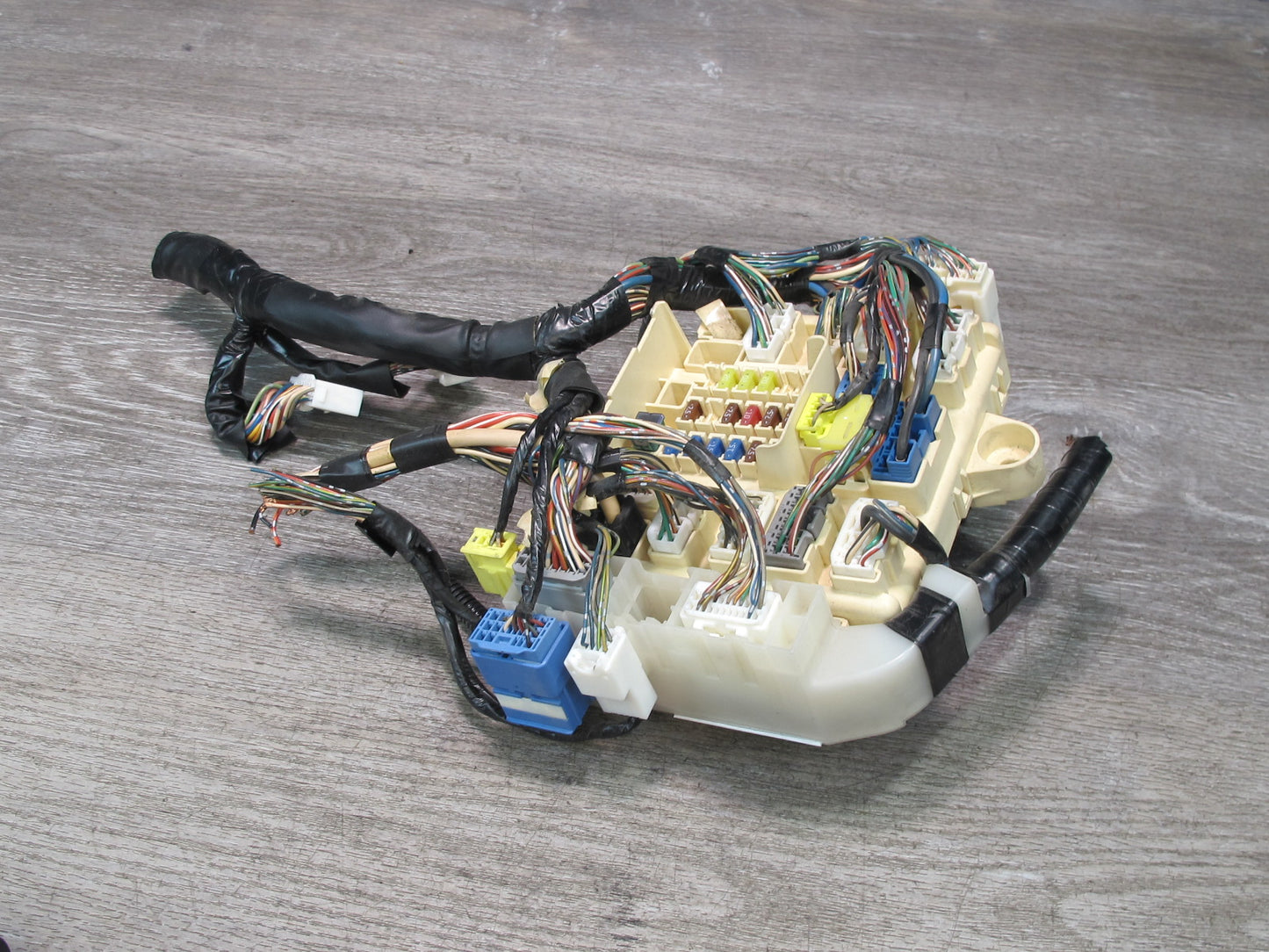 02-05 Lexus JCE10L IS300 Right Junction Fuse Relay Box OEM
