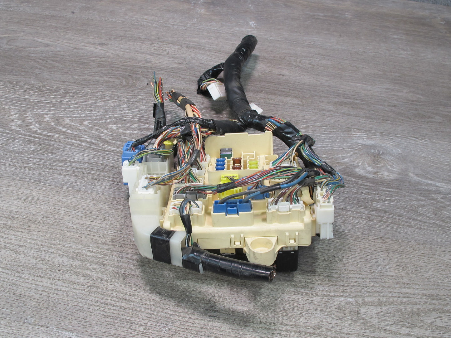 02-05 Lexus JCE10L IS300 Right Junction Fuse Relay Box OEM