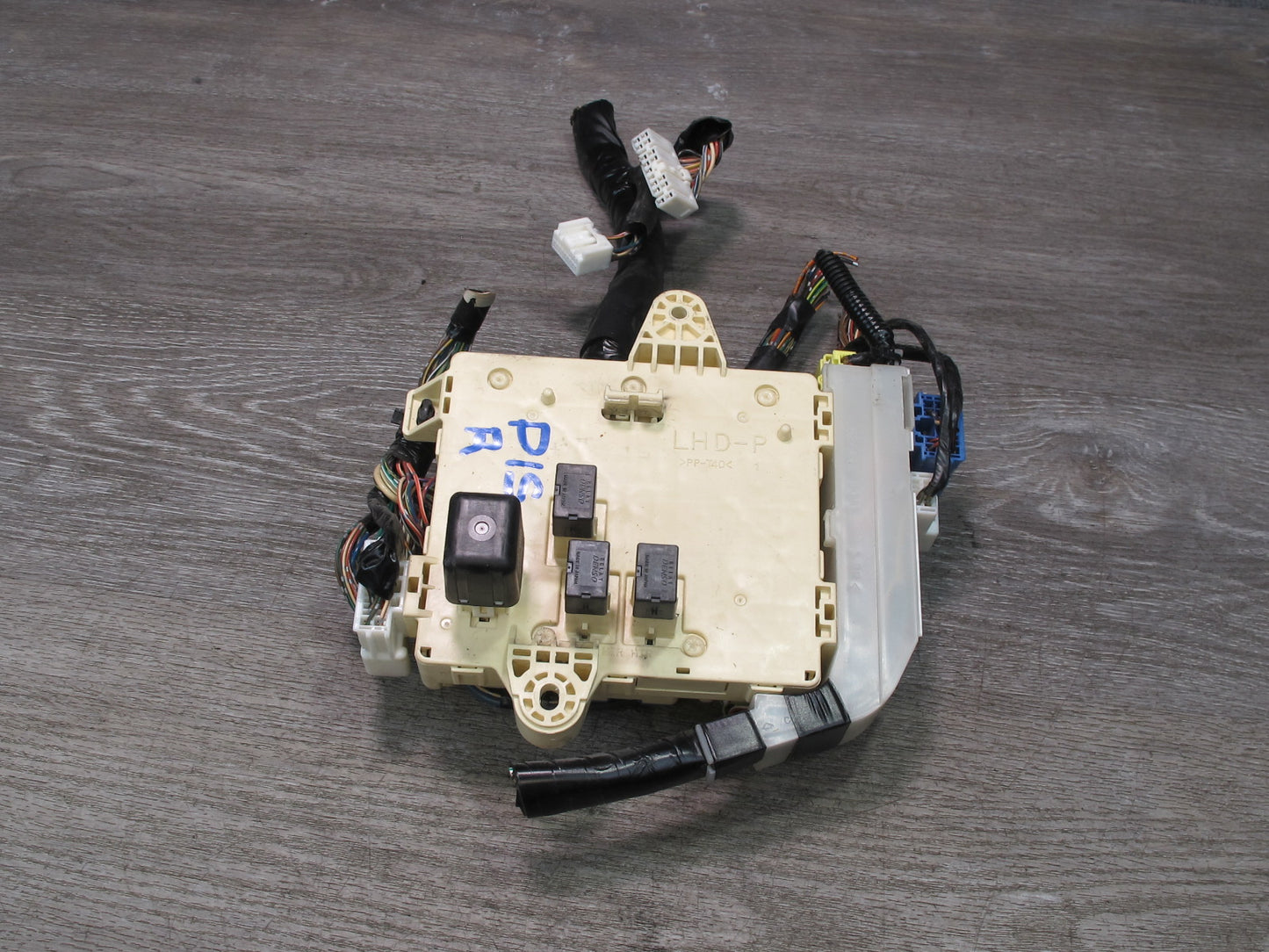 02-05 Lexus JCE10L IS300 Right Junction Fuse Relay Box OEM