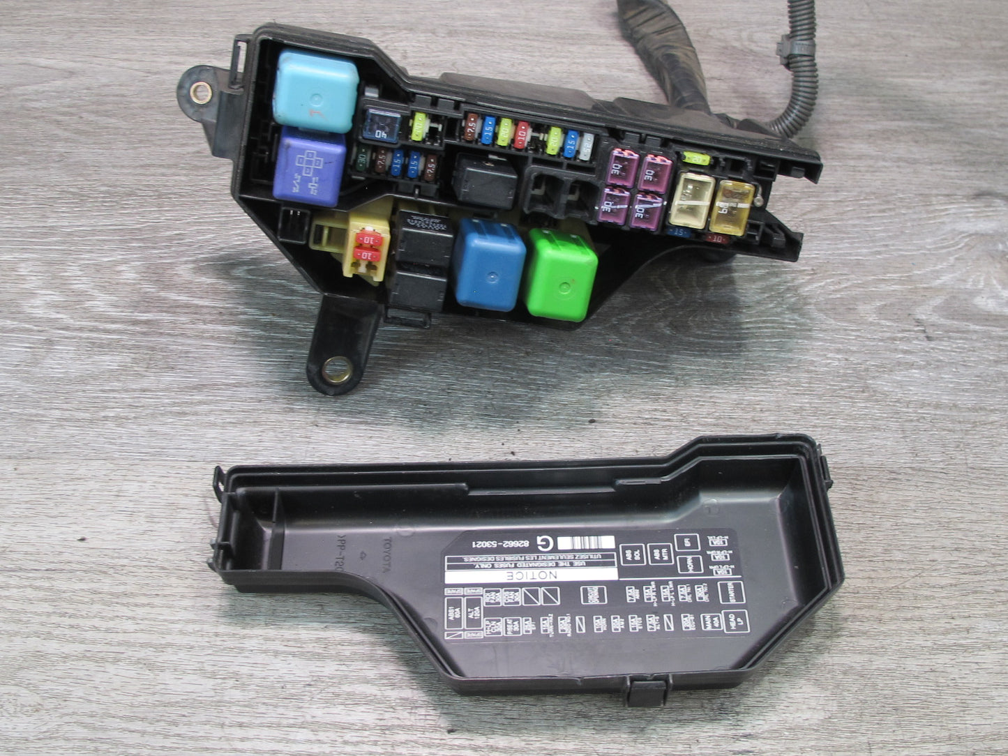 02-05 Lexus JCE10L IS300 Engine Bay Relay Fuse Box w Cover OEM