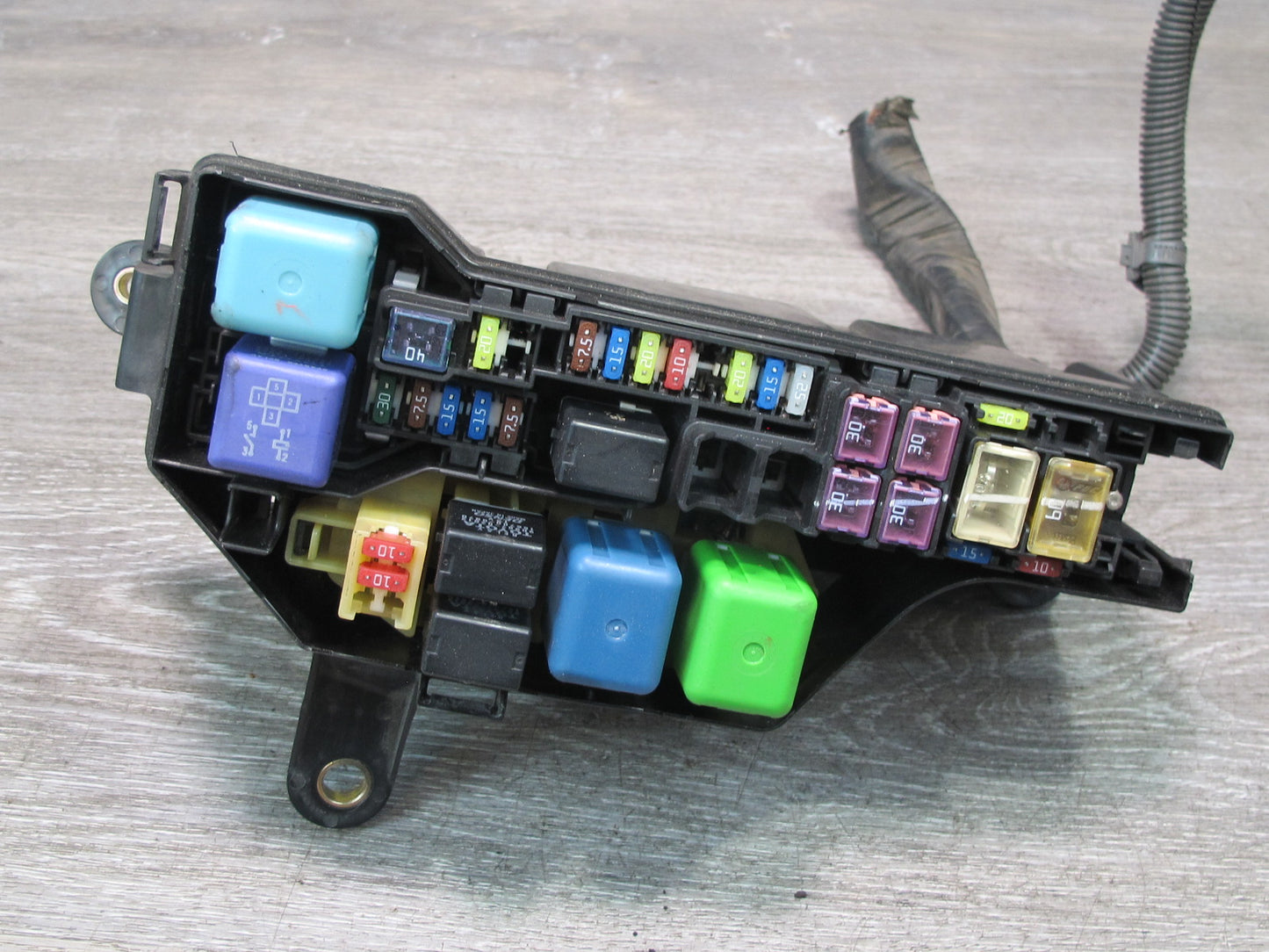 02-05 Lexus JCE10L IS300 Engine Bay Relay Fuse Box w Cover OEM