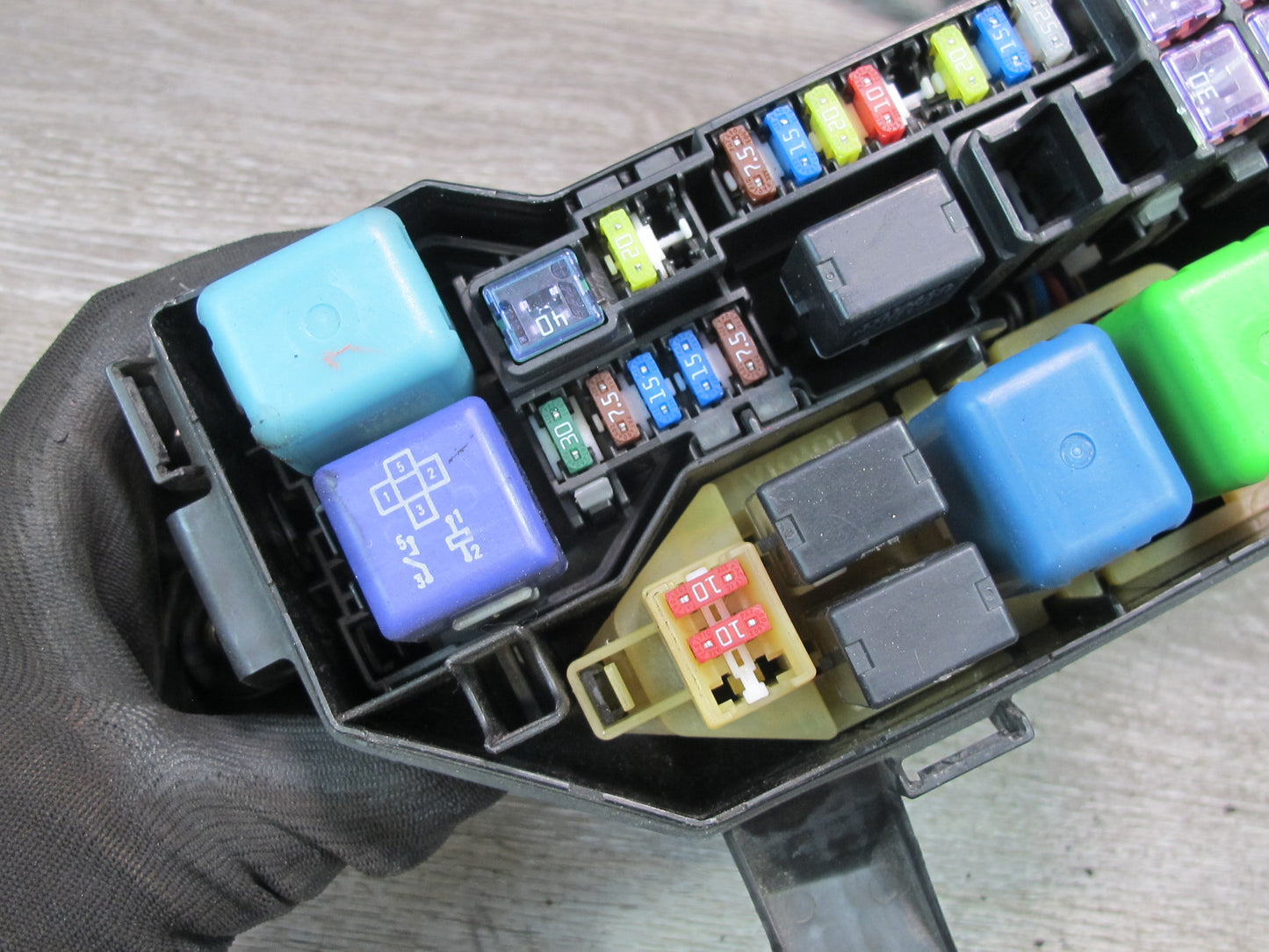 02-05 Lexus JCE10L IS300 Engine Bay Relay Fuse Box w Cover OEM