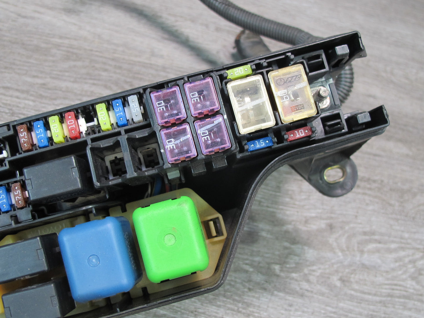 02-05 Lexus JCE10L IS300 Engine Bay Relay Fuse Box w Cover OEM