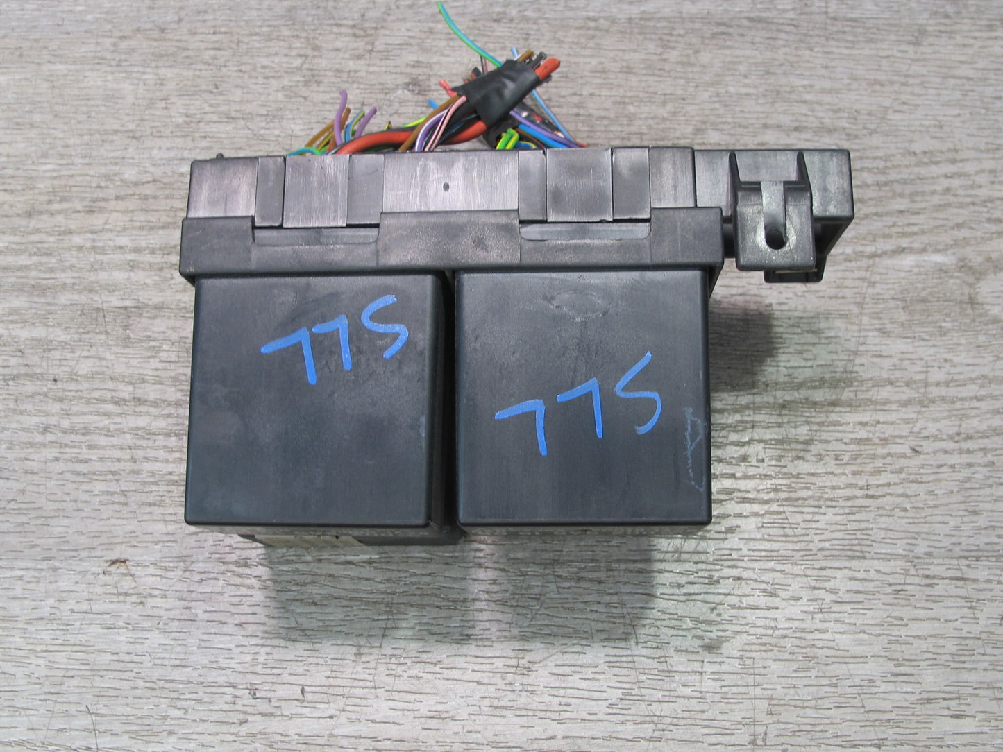 86-89 Mercedes R107 560SL Fuel Pump Idle Speed A/C Relay Box Module Holder OEM