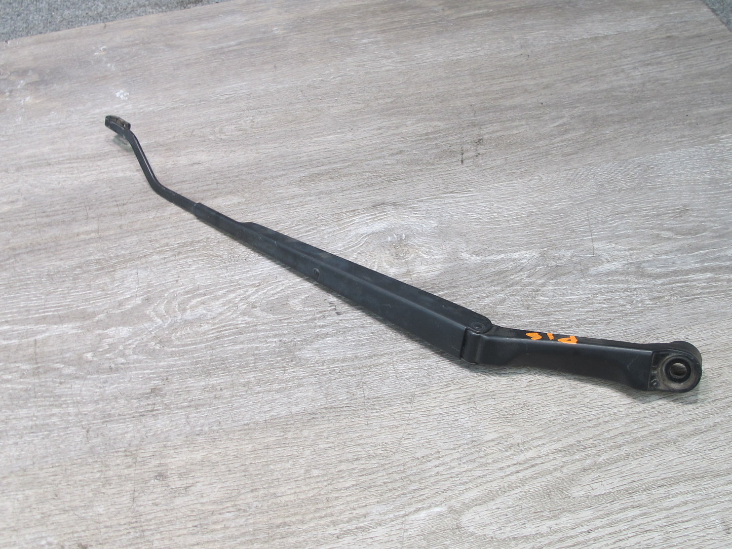 01-05 Lexus JCE10L IS300 Set of 2 Front Windshield Wiper Arm w Bolt Covers OEM