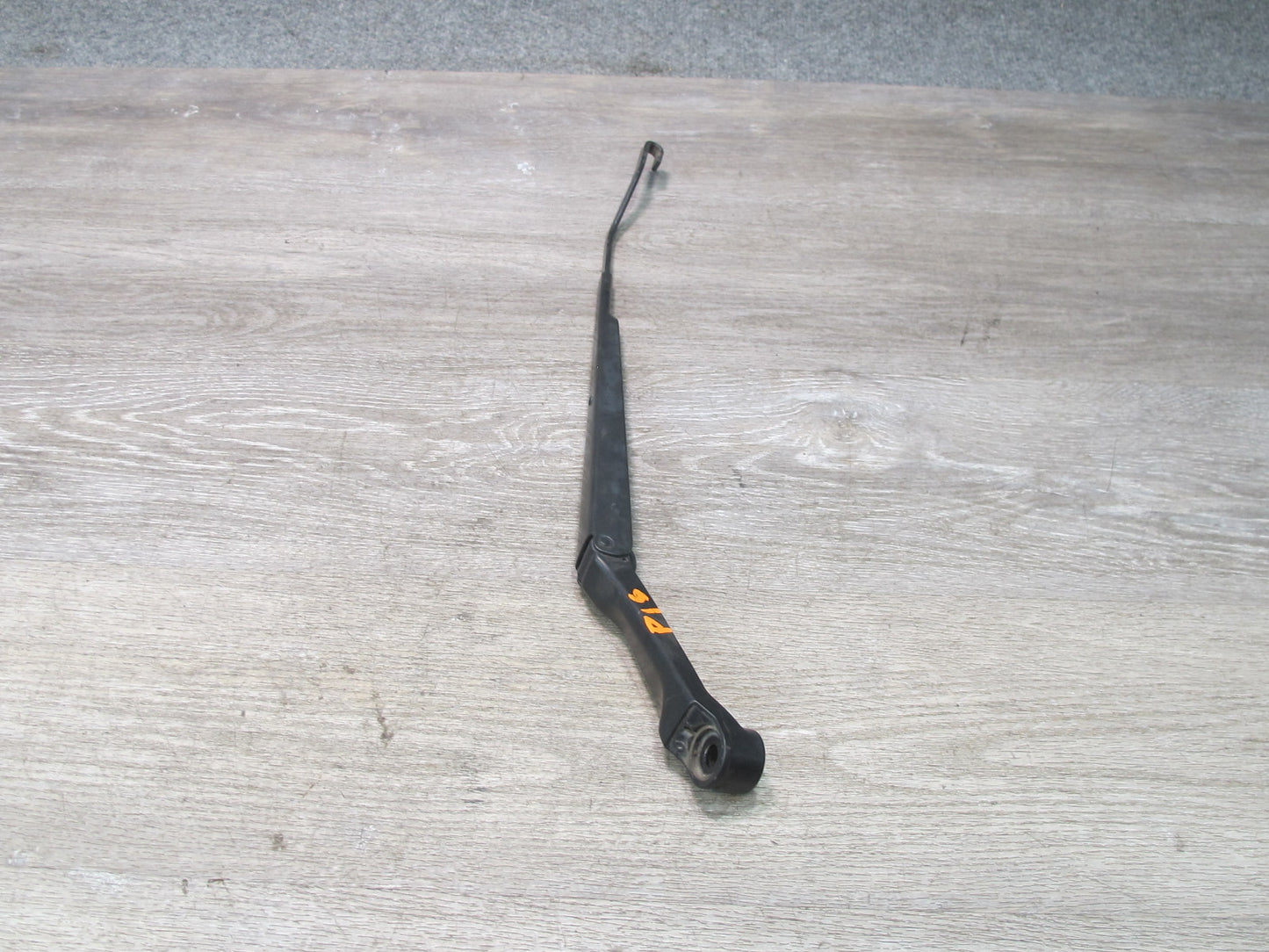 01-05 Lexus JCE10L IS300 Set of 2 Front Windshield Wiper Arm w Bolt Covers OEM