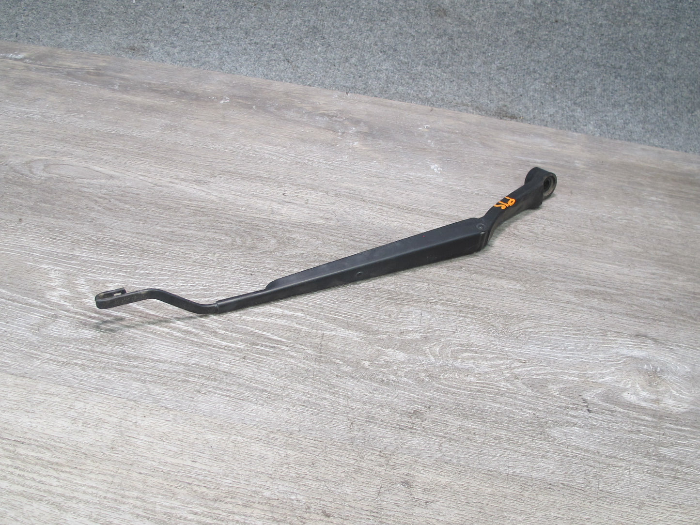 01-05 Lexus JCE10L IS300 Set of 2 Front Windshield Wiper Arm w Bolt Covers OEM