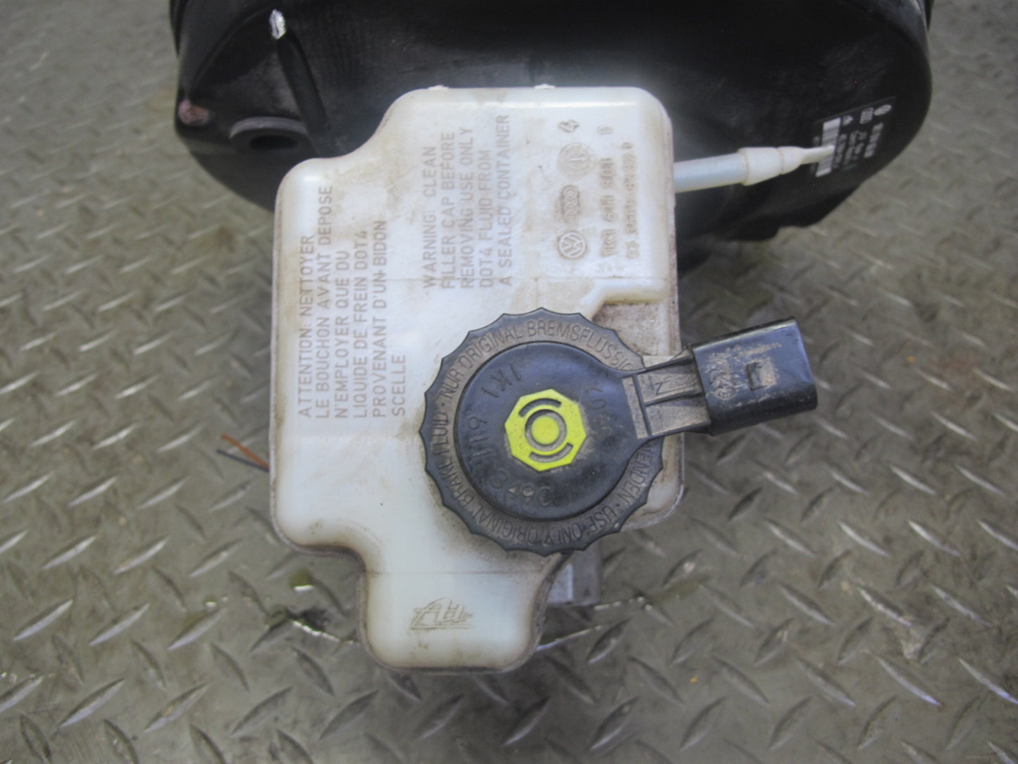 2008 VW Golf R32 MK5 VR6 Brake Master Cylinder Booster Fluid Reservoir OEM