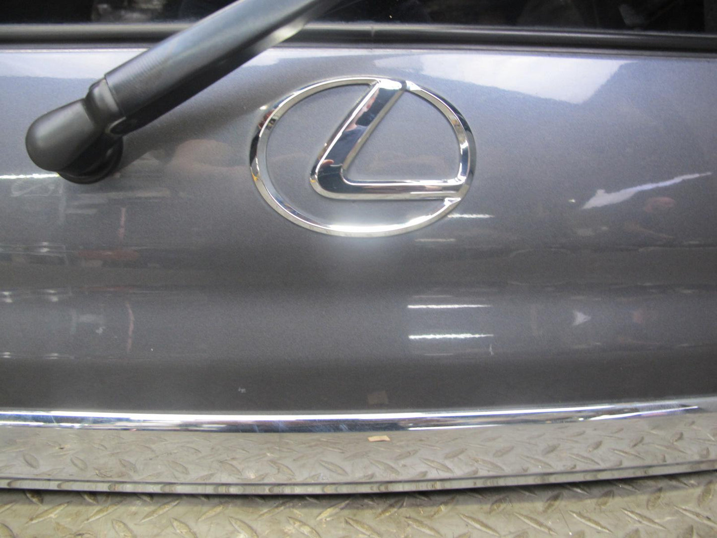 2004-2007 Lexus UZJ100L LX470 Rear Trunk Lid Liftgate Tailgate w Glass & Spoiler