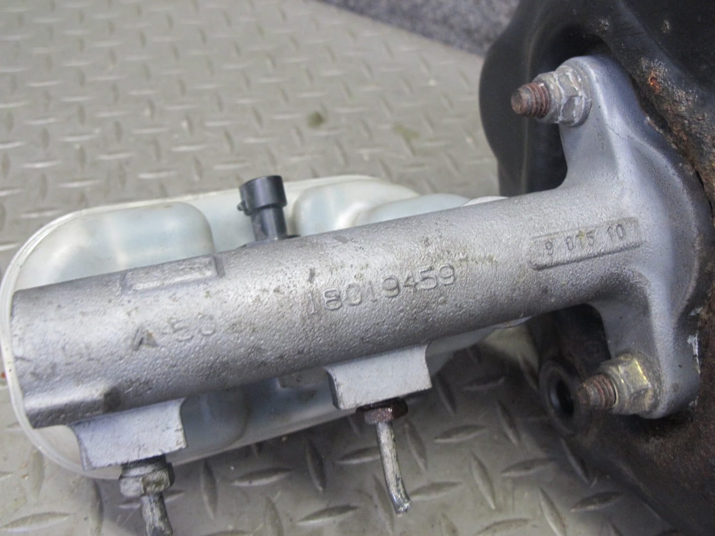 98-02 Pontiac Firebird 5.7L Brake Master Cylinder Booster Fluid Reservoir OEM