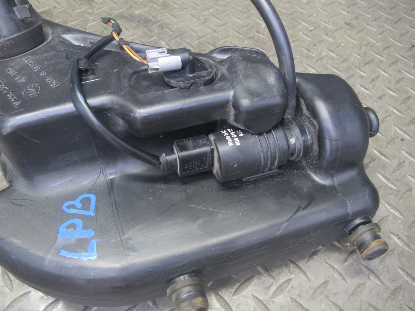 1997-2004 Porsche Boxster 986 Windshield Washer Reservoir Tank w Pump