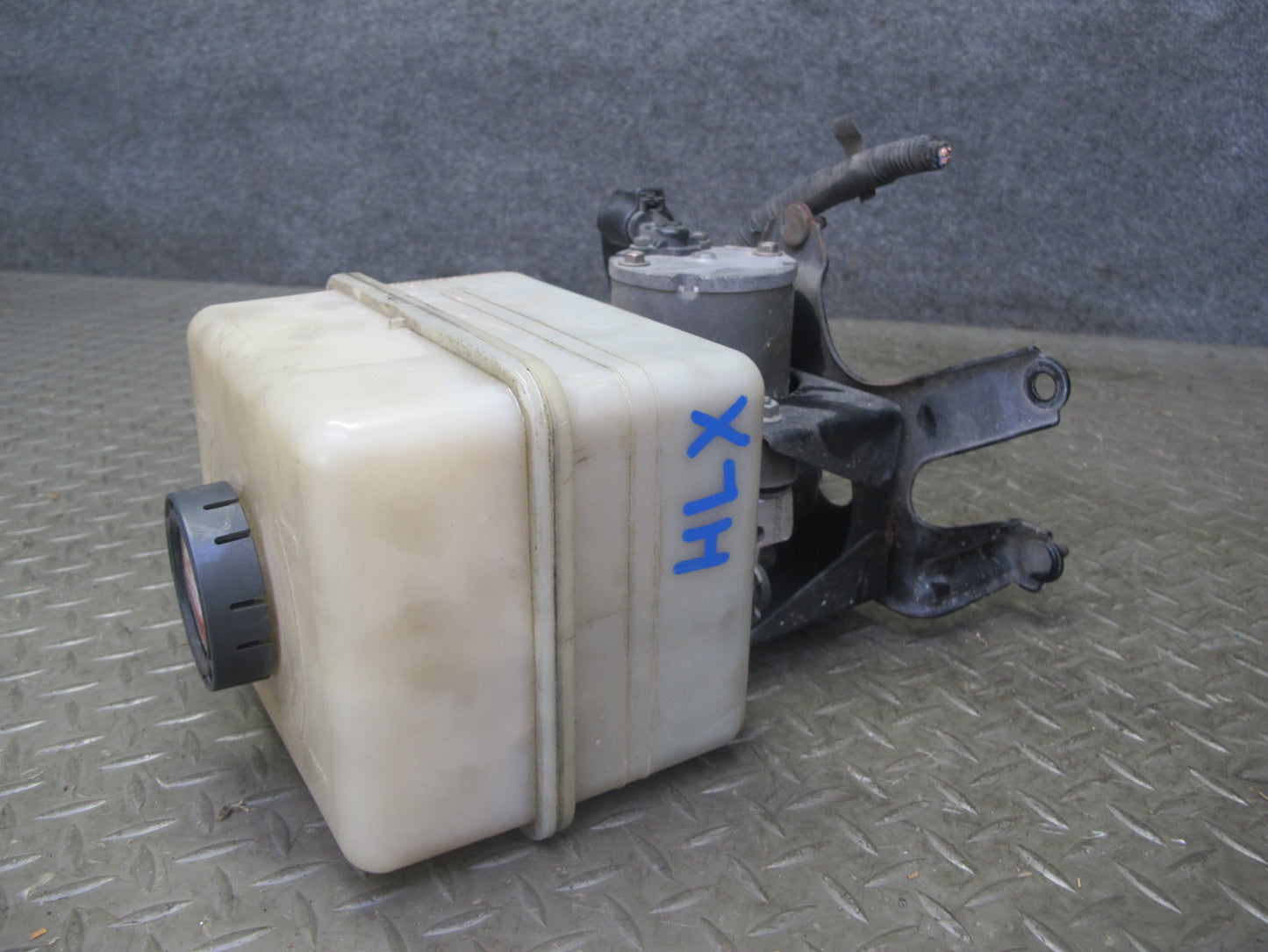 2003-2007 Lexus UZJ100L LX470 Air Ride Suspension Height Pump Motor w Reservoir