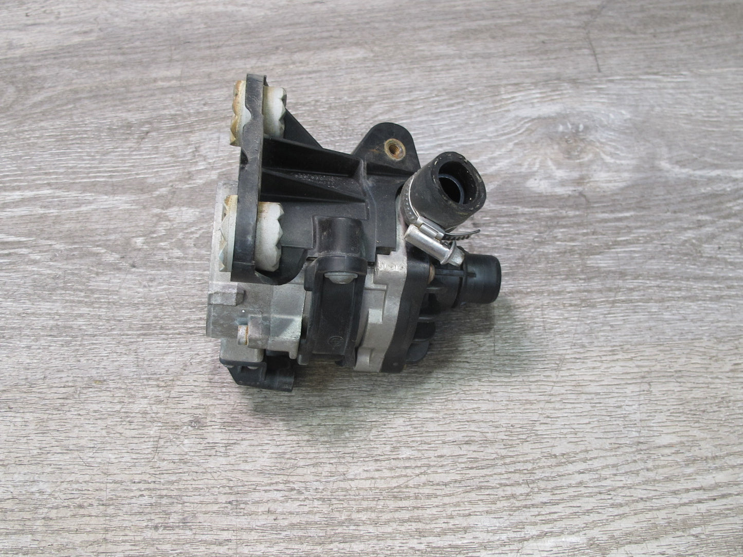2007-2013 BMW E70 E71 E72 4.4L Auxiliary Electric Water Coolant Pump 7584088