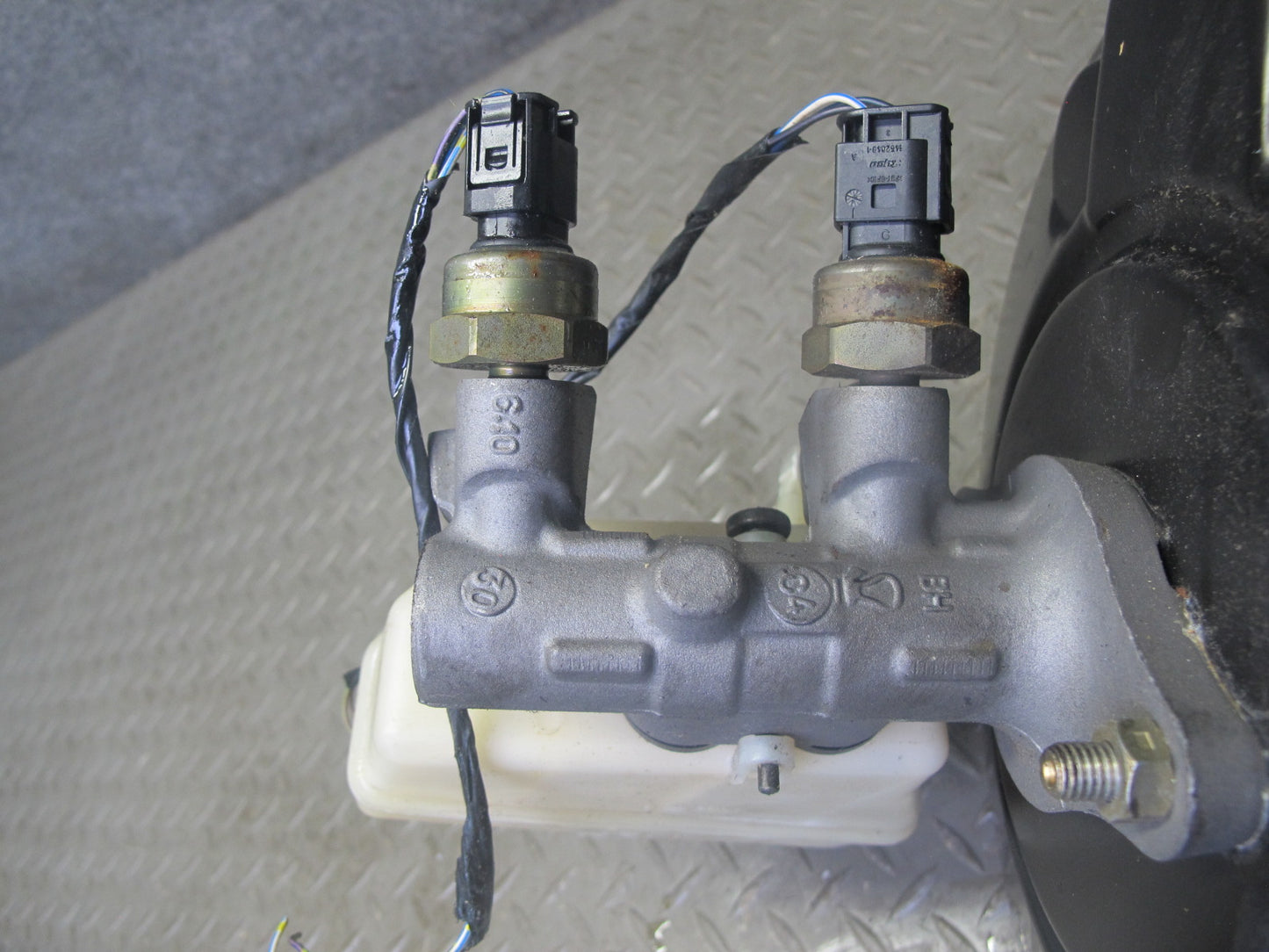 01-06 BMW E46 3-SERIES Brake Master Cylinder Booster Fluid Reservoir OEM
