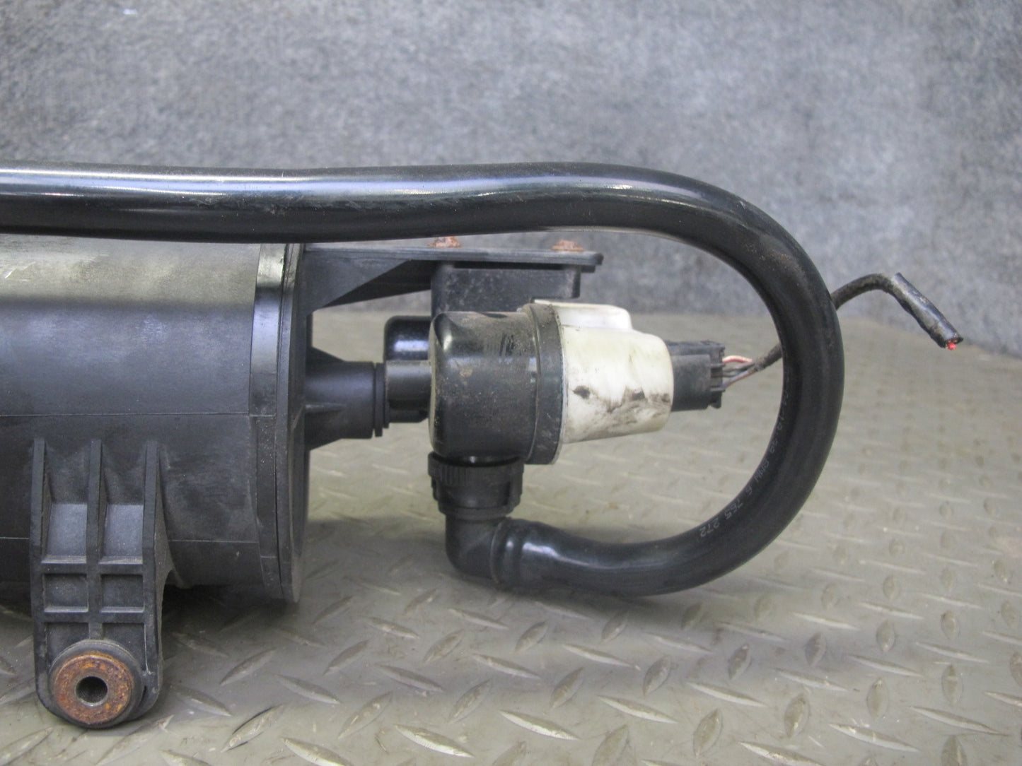 01-06 BMW E46 3-SERIES Fuel Evap Vapor Charcoal Canister 6752223 OEM