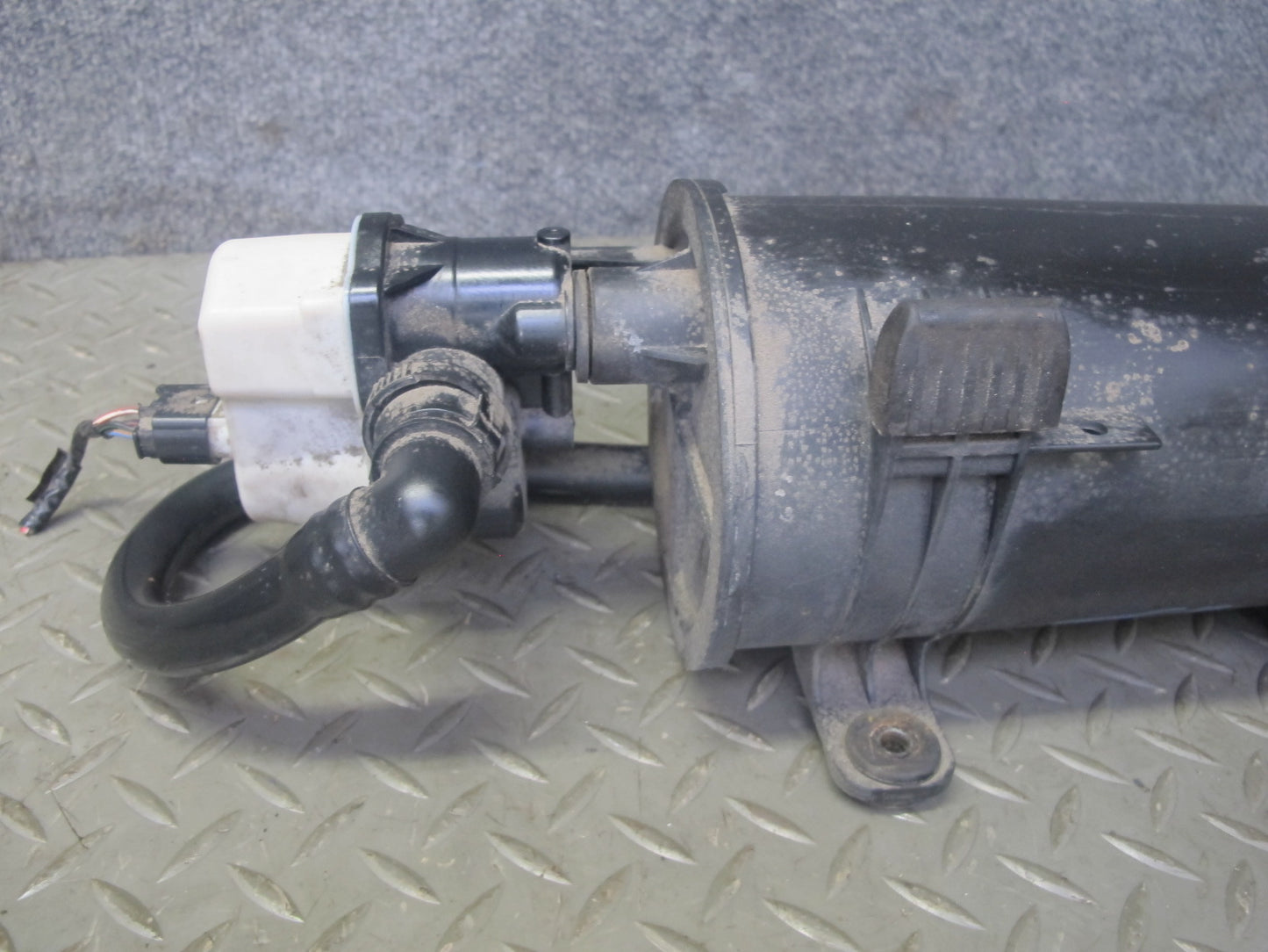 01-06 BMW E46 3-SERIES Fuel Evap Vapor Charcoal Canister 6752223 OEM