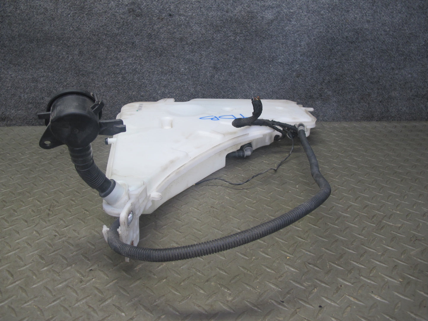 14-16 BMW F30 F32 F33 F34 Windshield Washer Fluid Reservoir Tank w Pump 7241680
