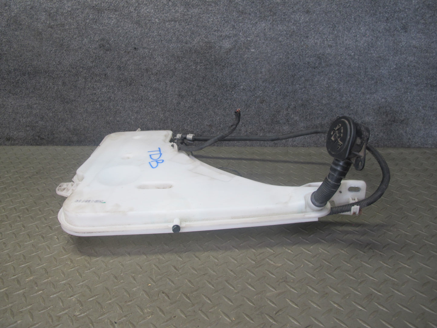 14-16 BMW F30 F32 F33 F34 Windshield Washer Fluid Reservoir Tank w Pump 7241680