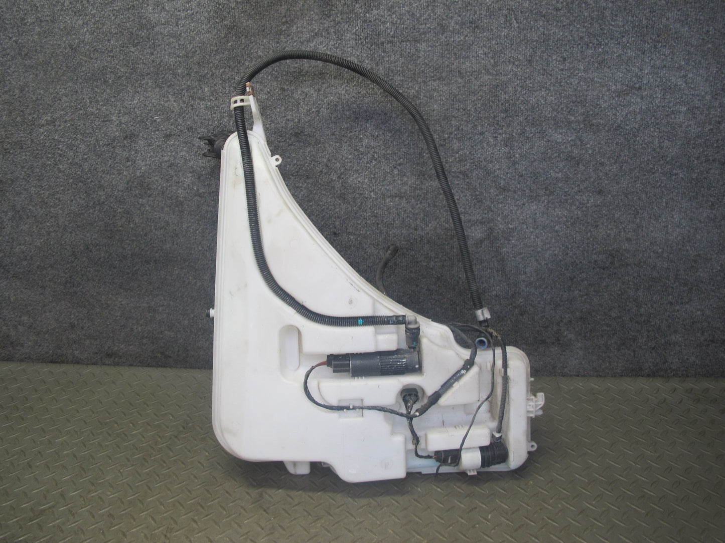14-16 BMW F30 F32 F33 F34 Windshield Washer Fluid Reservoir Tank w Pump 7241680