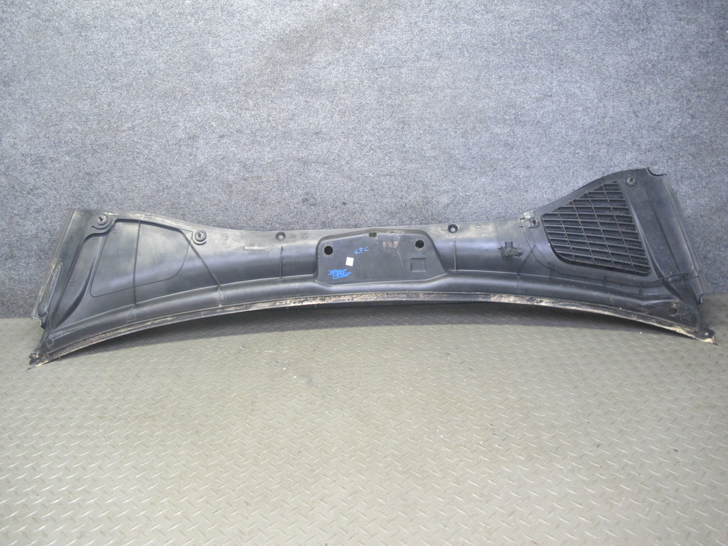2003-2006 Porsche Cayenne 955 Front Windshield Wiper Cowl Trim Panel 7L5819403E
