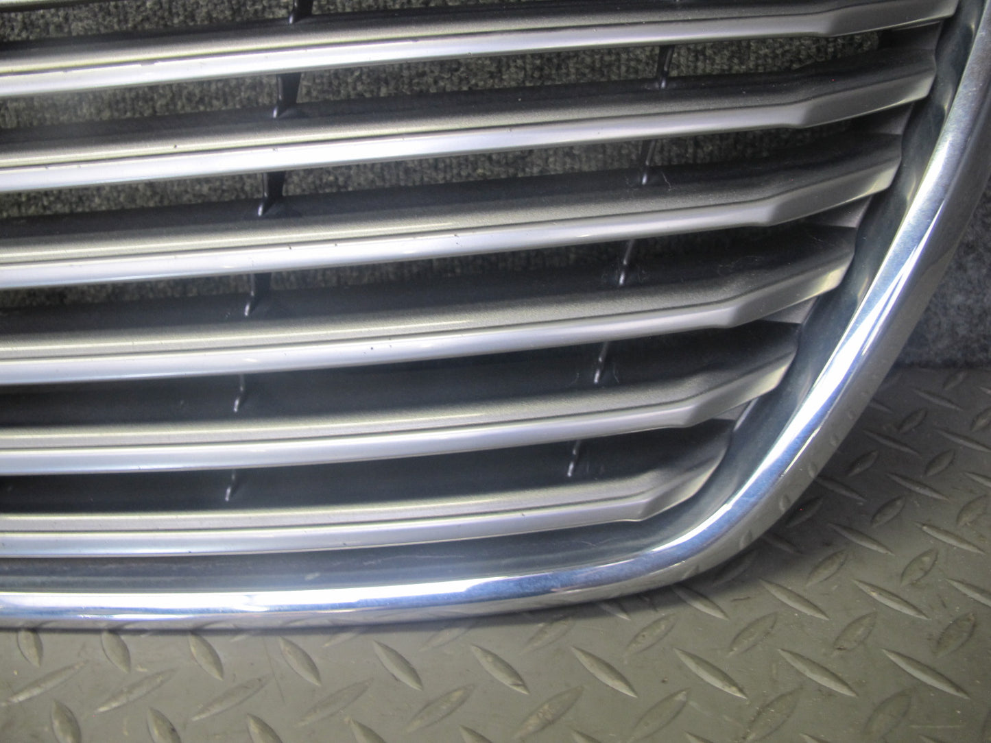 04-06 Lexus UCF30L LS430 Front Upper Hood Chrome Grille w Emblem OEM