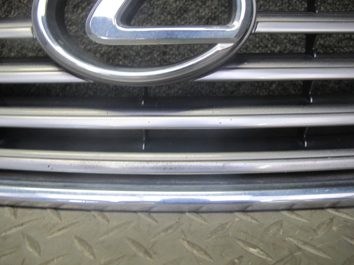 04-06 Lexus UCF30L LS430 Front Upper Hood Chrome Grille w Emblem OEM