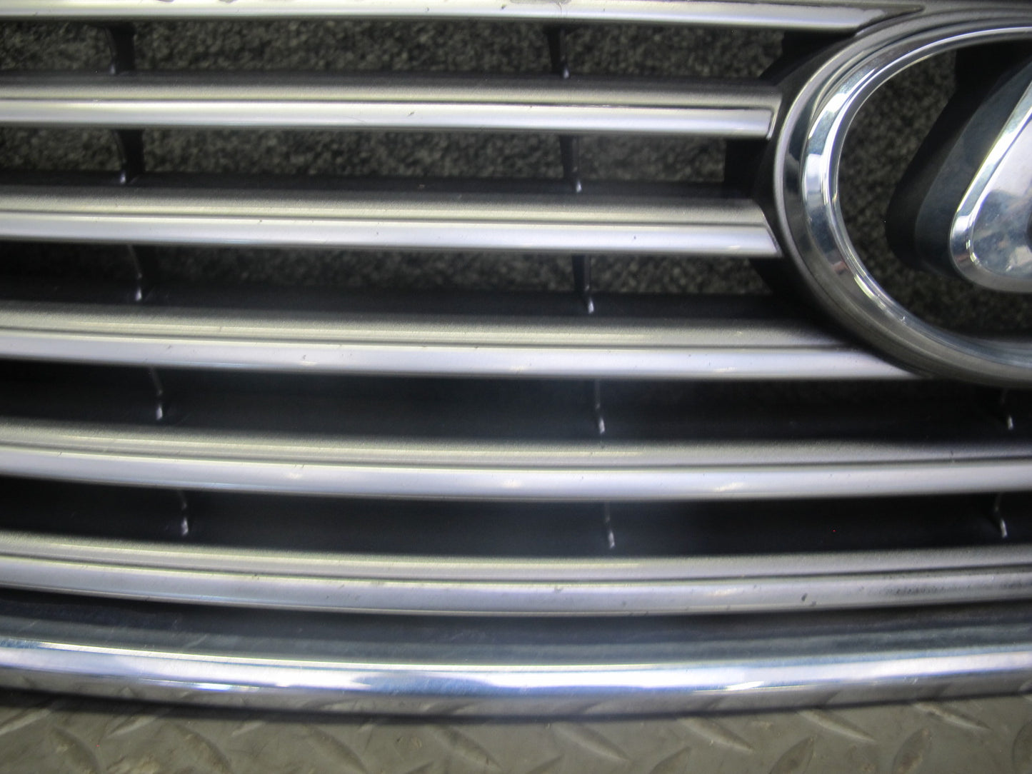 04-06 Lexus UCF30L LS430 Front Upper Hood Chrome Grille w Emblem OEM