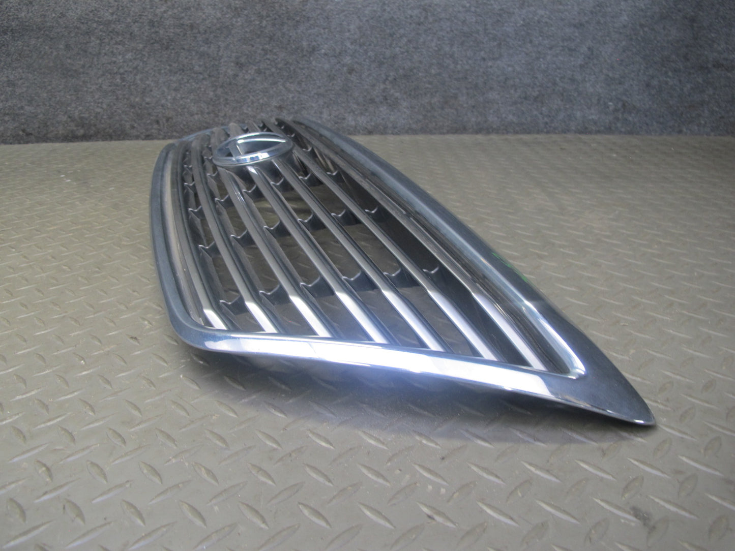 04-06 Lexus UCF30L LS430 Front Upper Hood Chrome Grille w Emblem OEM