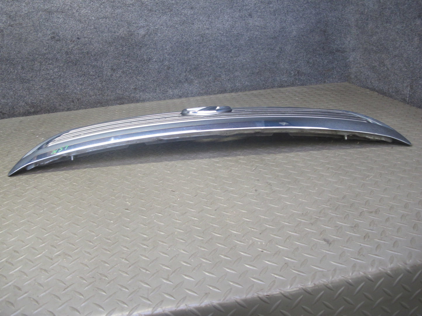 04-06 Lexus UCF30L LS430 Front Upper Hood Chrome Grille w Emblem OEM