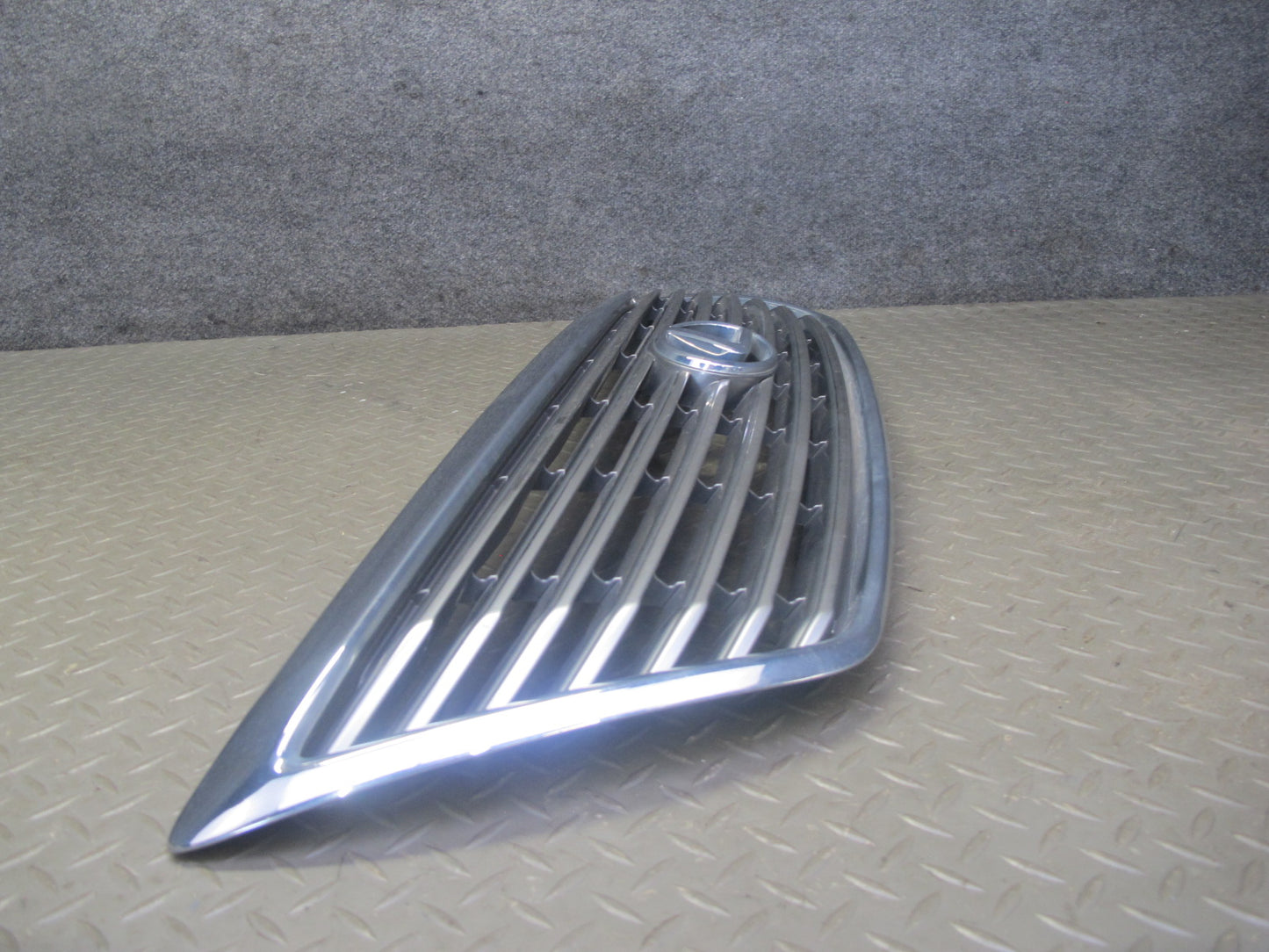 04-06 Lexus UCF30L LS430 Front Upper Hood Chrome Grille w Emblem OEM