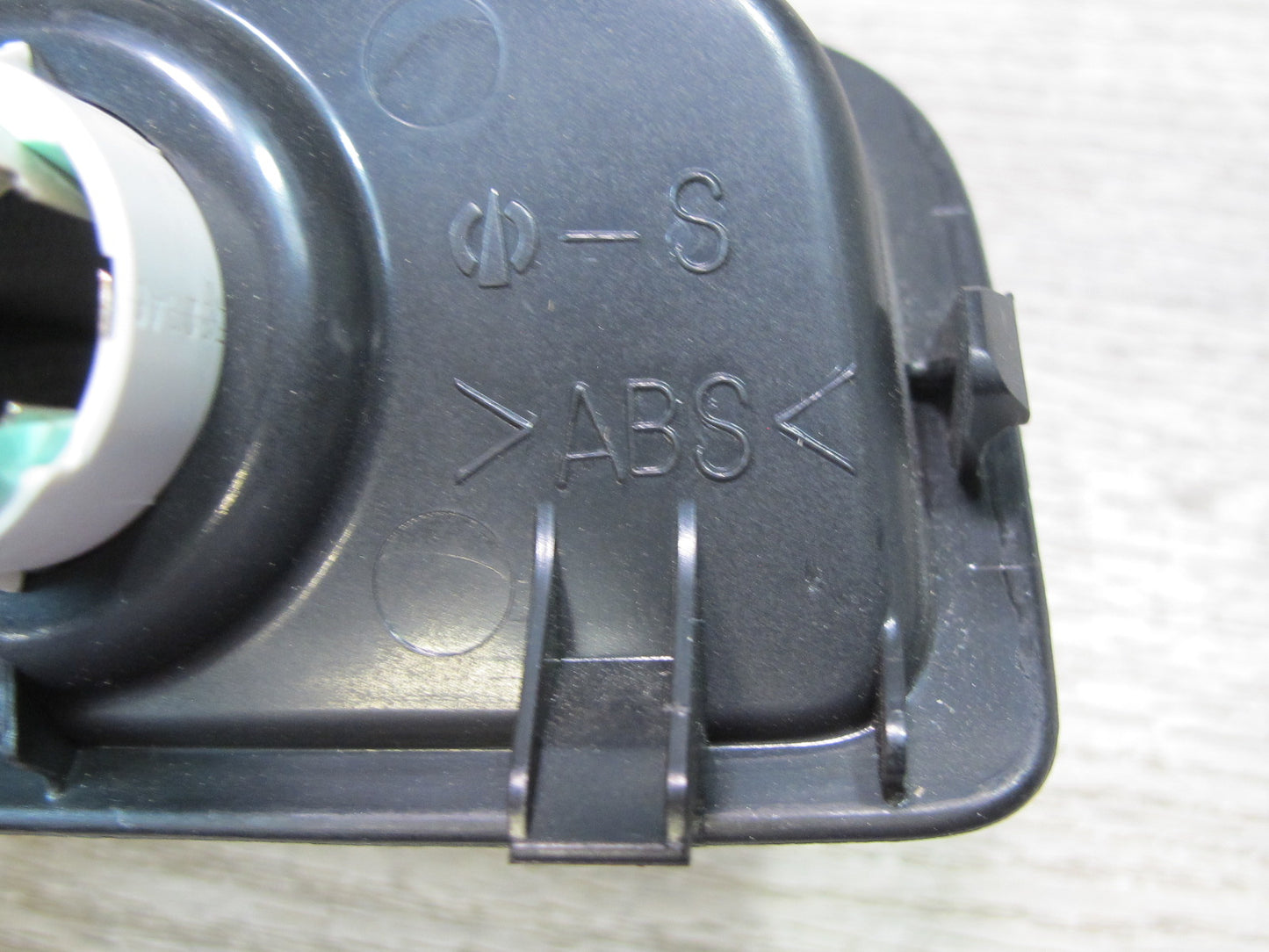 04-06 Lexus UCF30L LS430 Rear Center Console Outlet 12V Socket w Trim Black OEM
