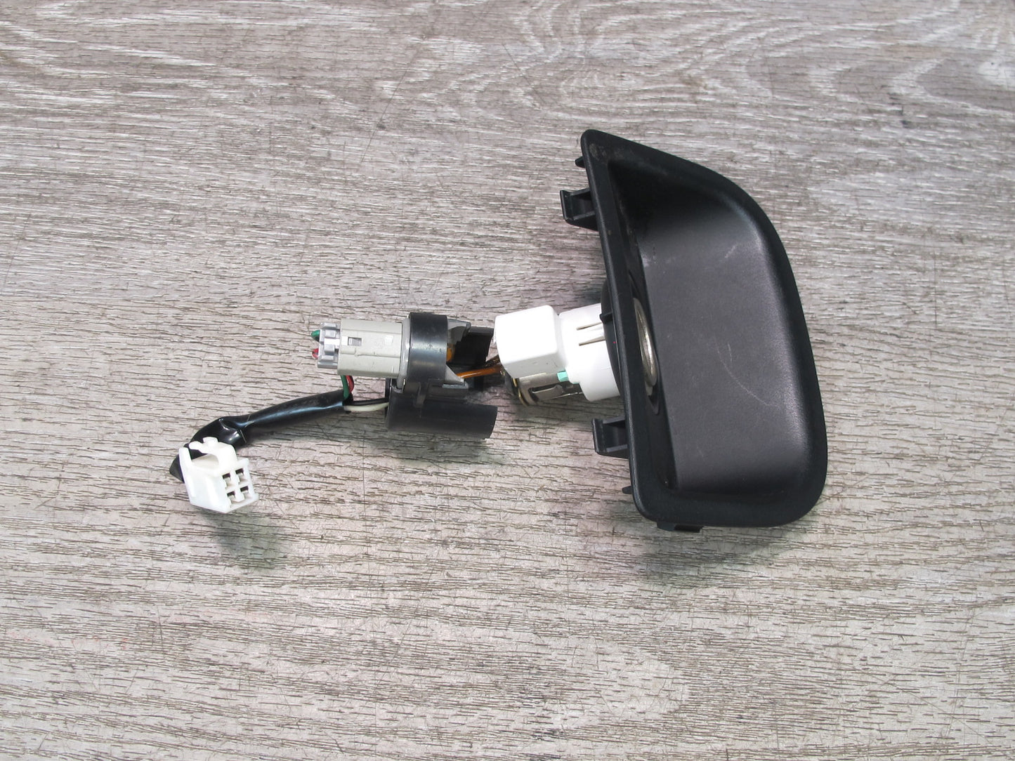 04-06 Lexus UCF30L LS430 Rear Center Console Outlet 12V Socket w Trim Black OEM