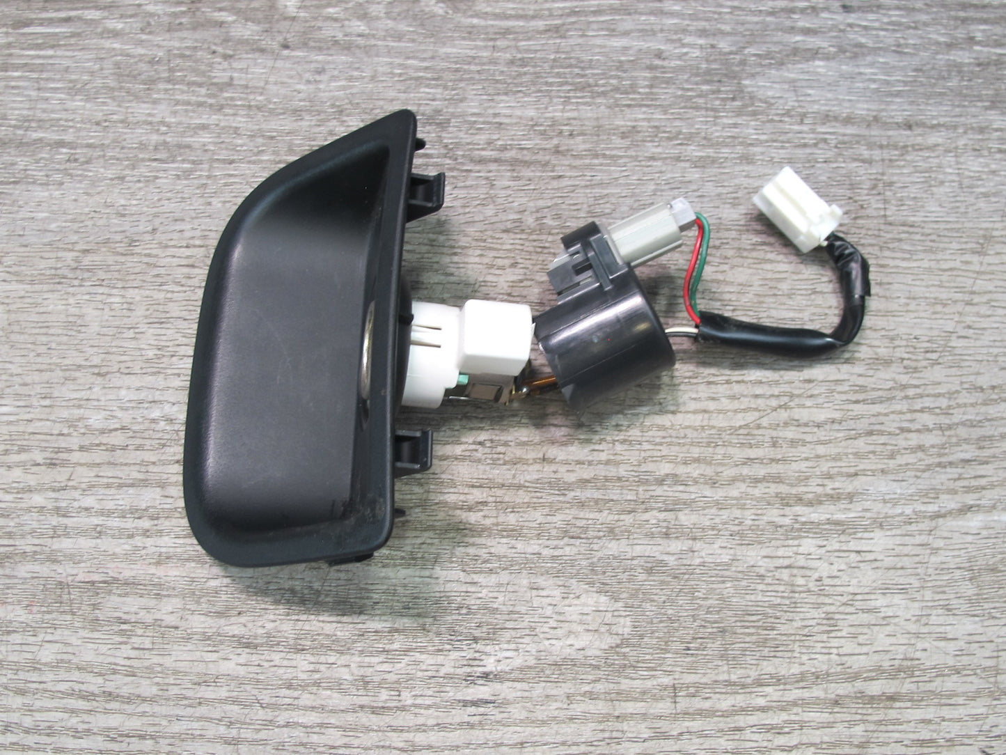 04-06 Lexus UCF30L LS430 Rear Center Console Outlet 12V Socket w Trim Black OEM