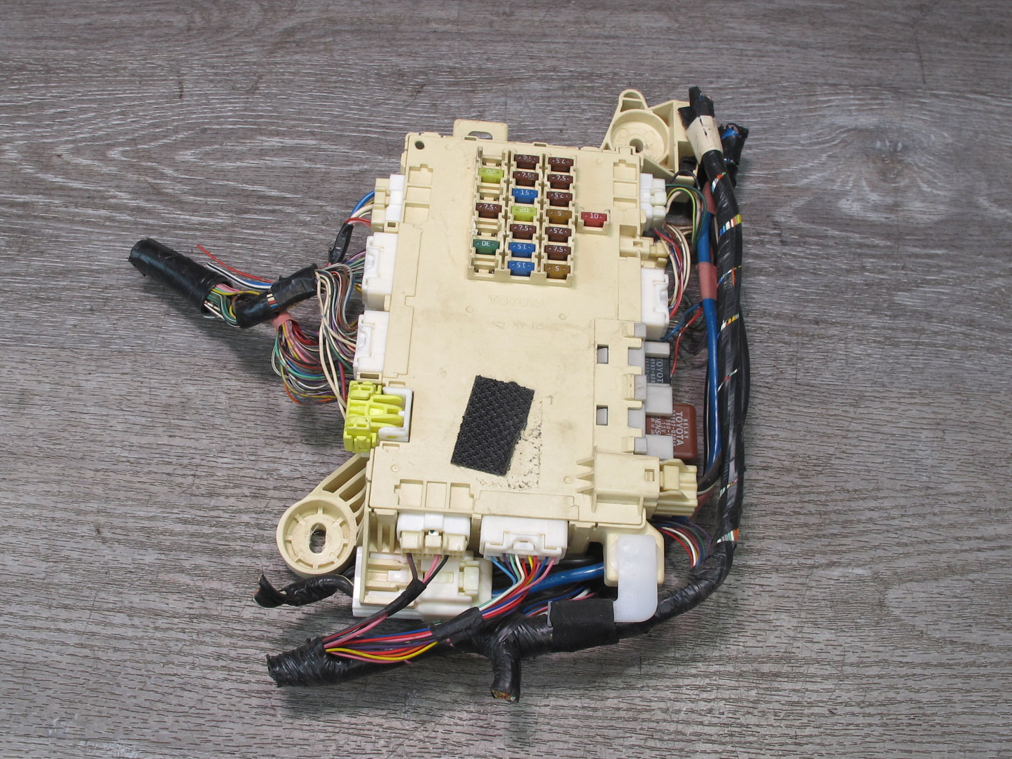 04-06 Lexus UCF30L LS430 Front Left Fuse Relay Junction Box Module OEM