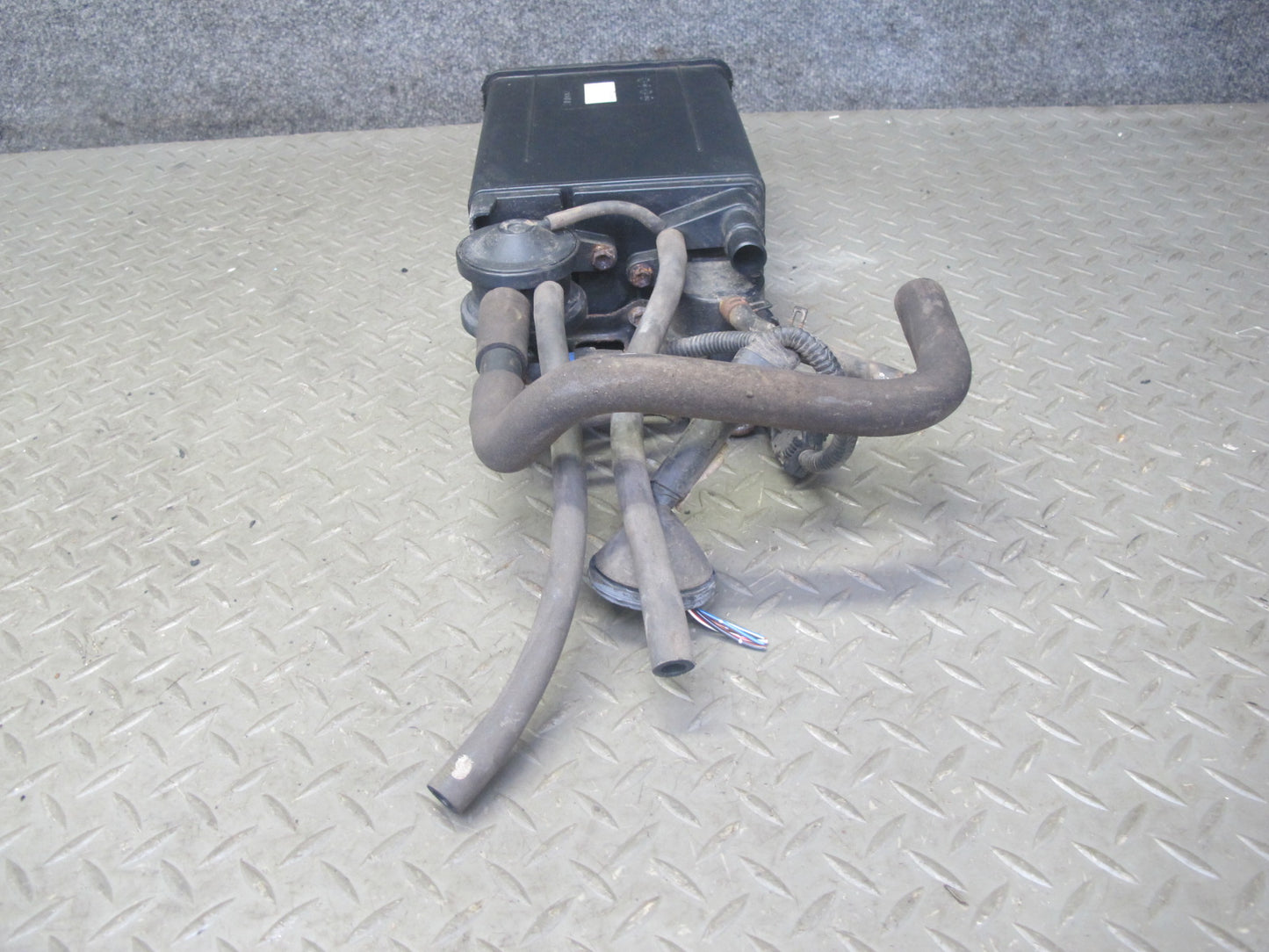 99-00 Lexus GS400 GS300 Fuel Evap Vapor Charcoal Canister w Pressure Sensor OEM