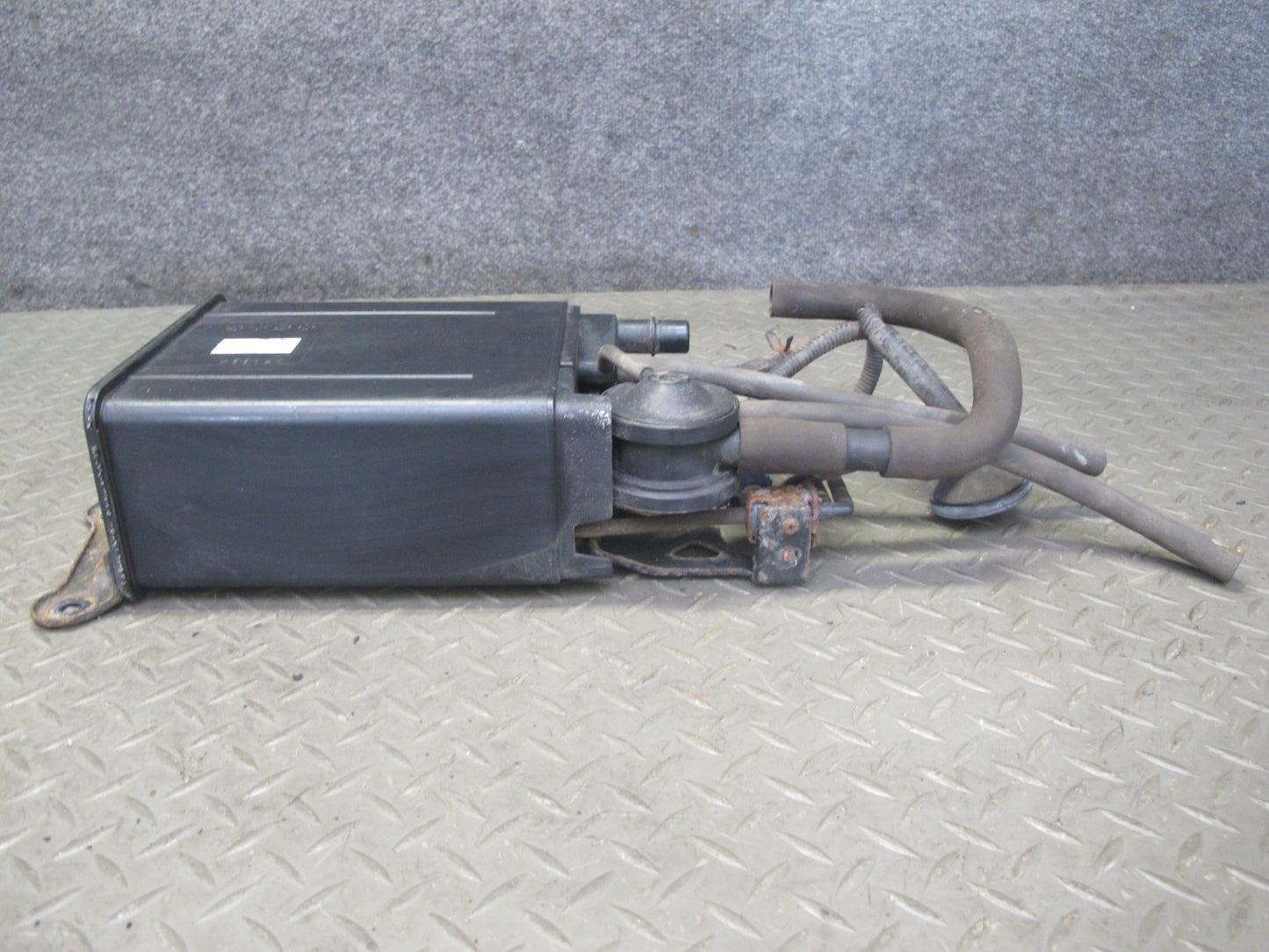 99-00 Lexus GS400 GS300 Fuel Evap Vapor Charcoal Canister w Pressure Sensor OEM