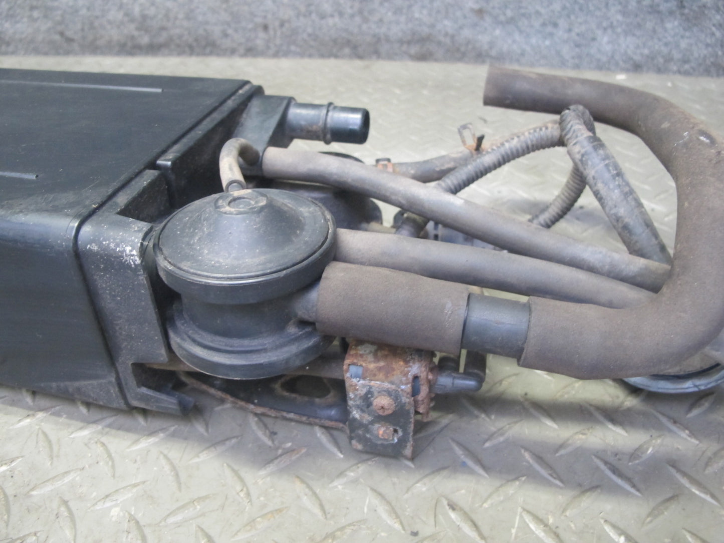 99-00 Lexus GS400 GS300 Fuel Evap Vapor Charcoal Canister w Pressure Sensor OEM