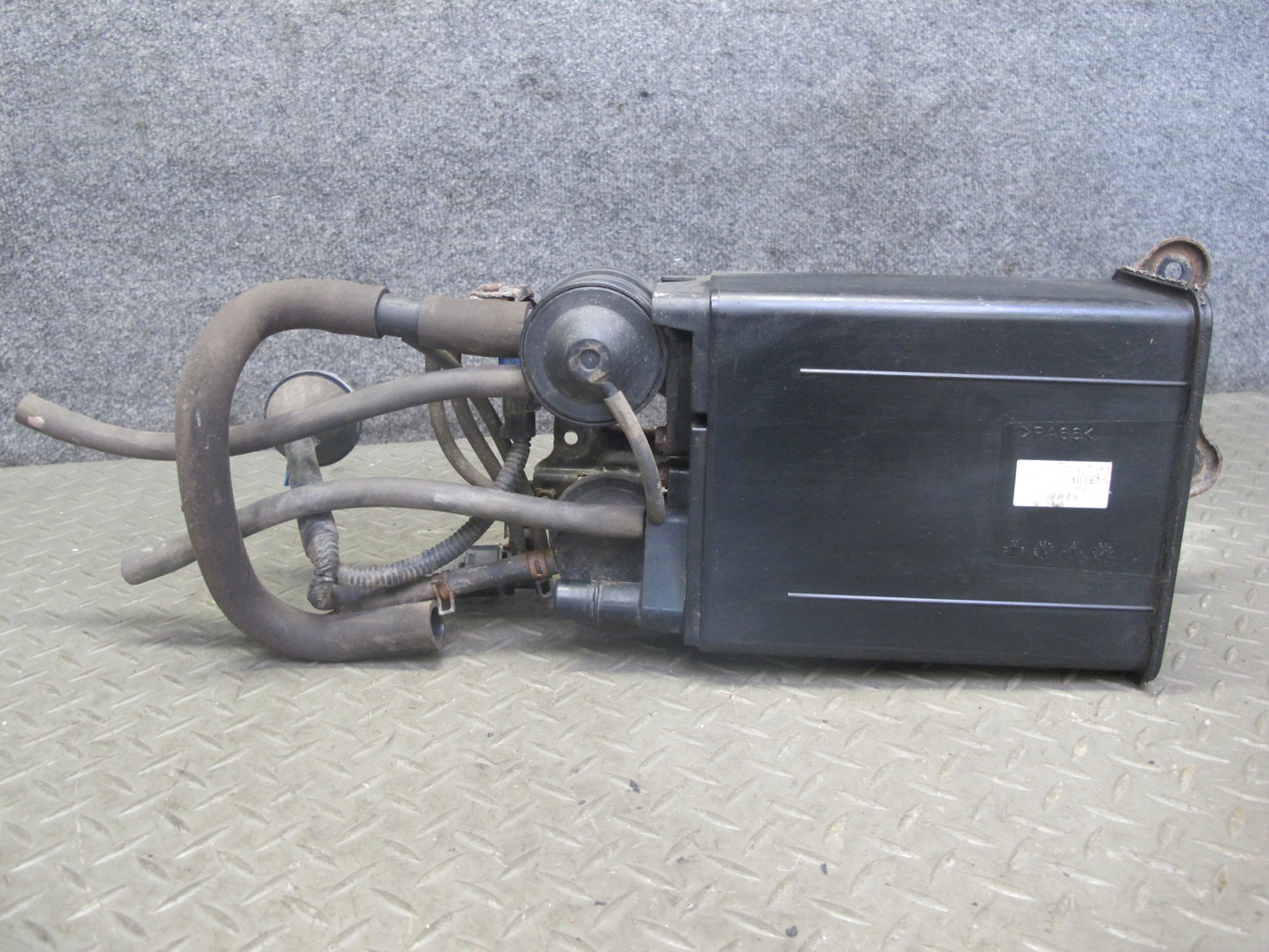 99-00 Lexus GS400 GS300 Fuel Evap Vapor Charcoal Canister w Pressure Sensor OEM