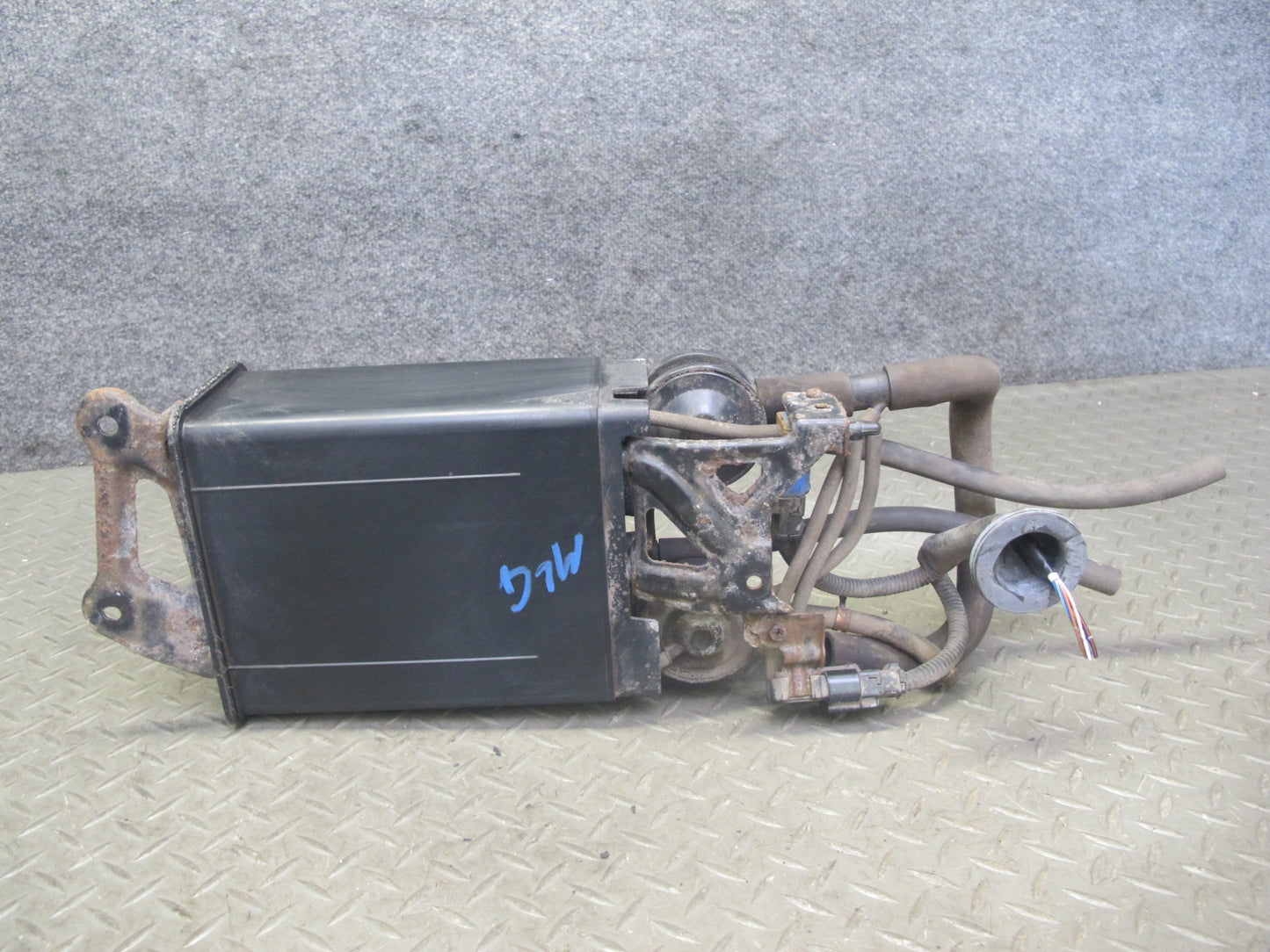 99-00 Lexus GS400 GS300 Fuel Evap Vapor Charcoal Canister w Pressure Sensor OEM
