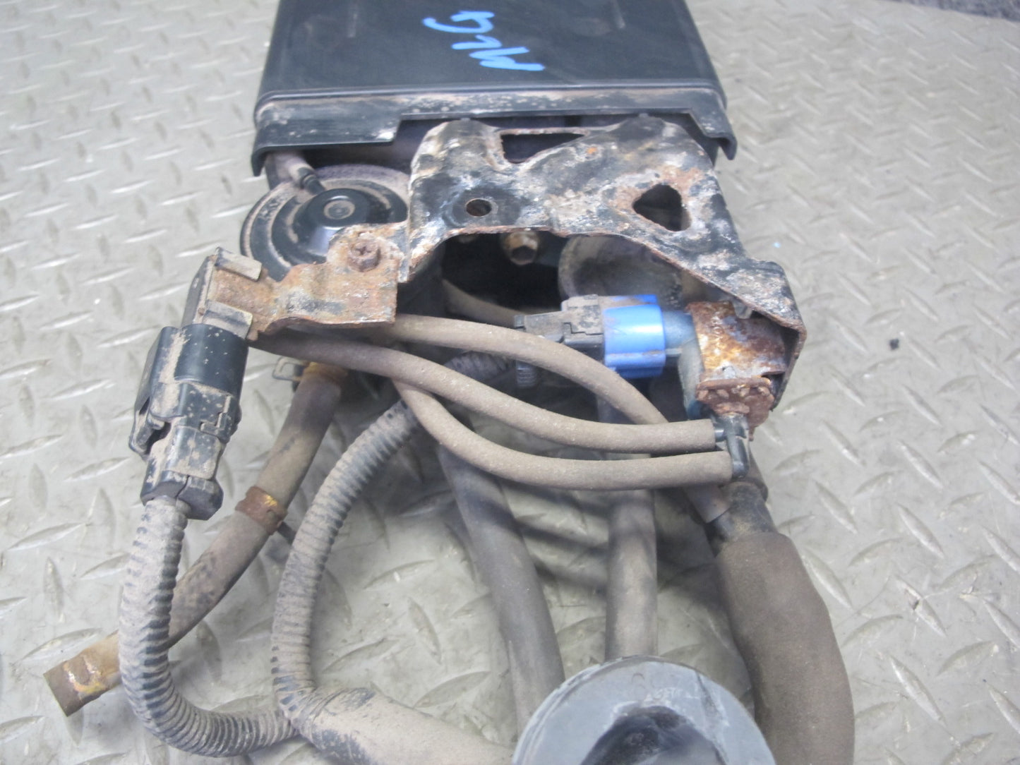 99-00 Lexus GS400 GS300 Fuel Evap Vapor Charcoal Canister w Pressure Sensor OEM